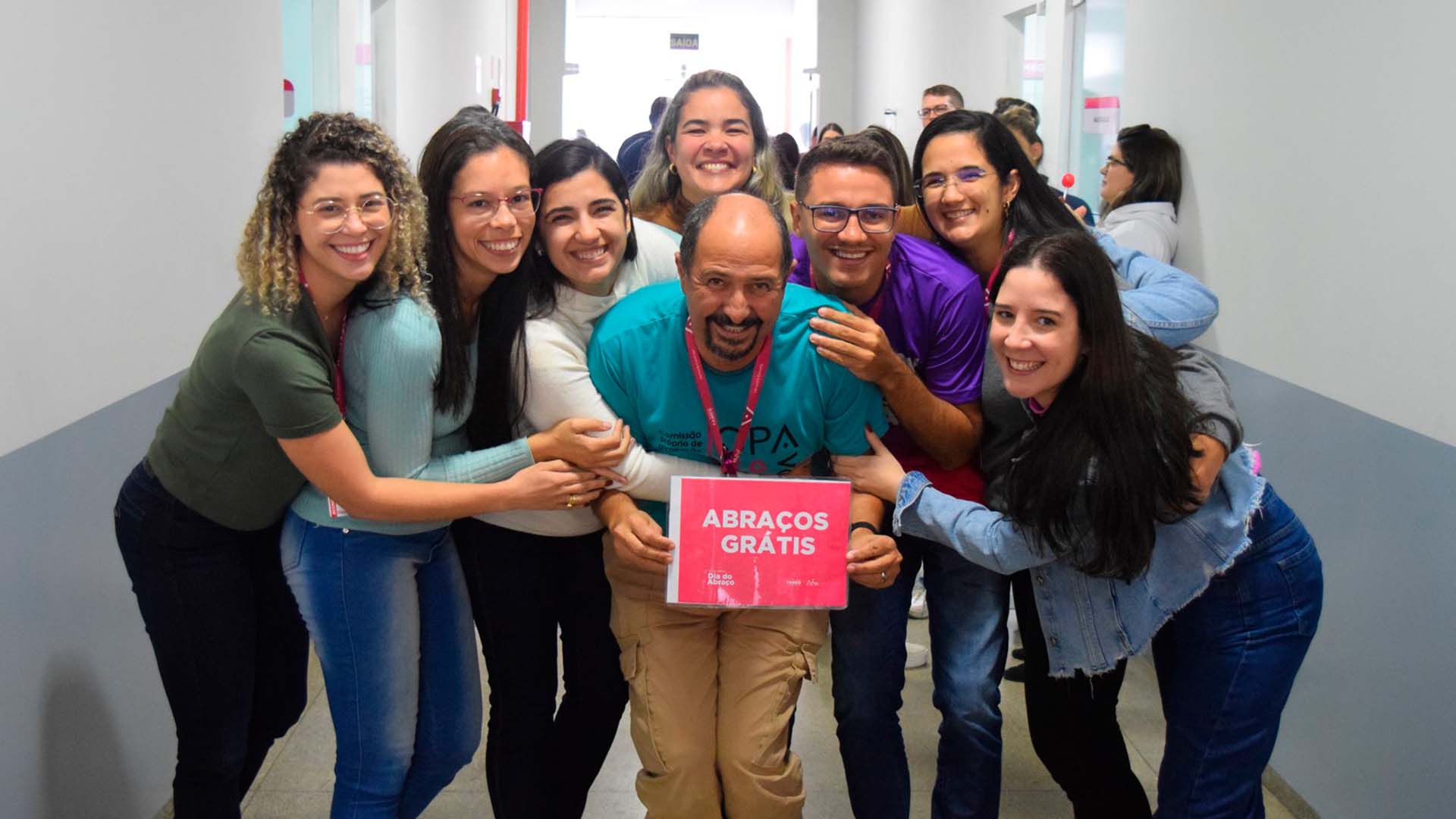 FAMEG celebra o Dia do Abraço com ação calorosa e significativa