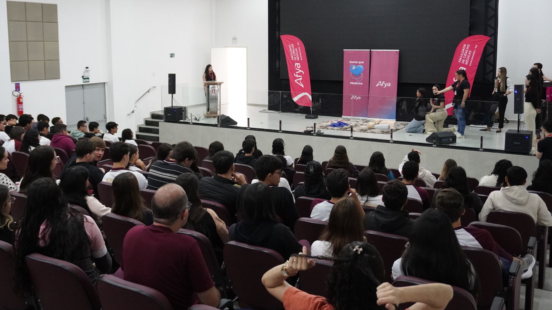 Alunos do projeto "Treinando para Salvar Vidas" capacitam estudantes e funcionários de escolas em técnicas de primeiros socorros