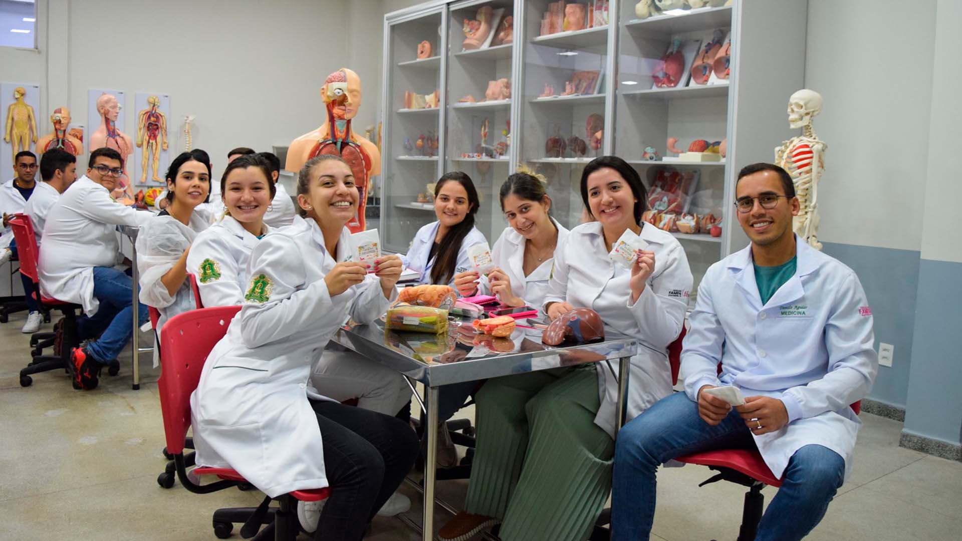 Colaboradores da FAMEG celebram a Páscoa com os alunos