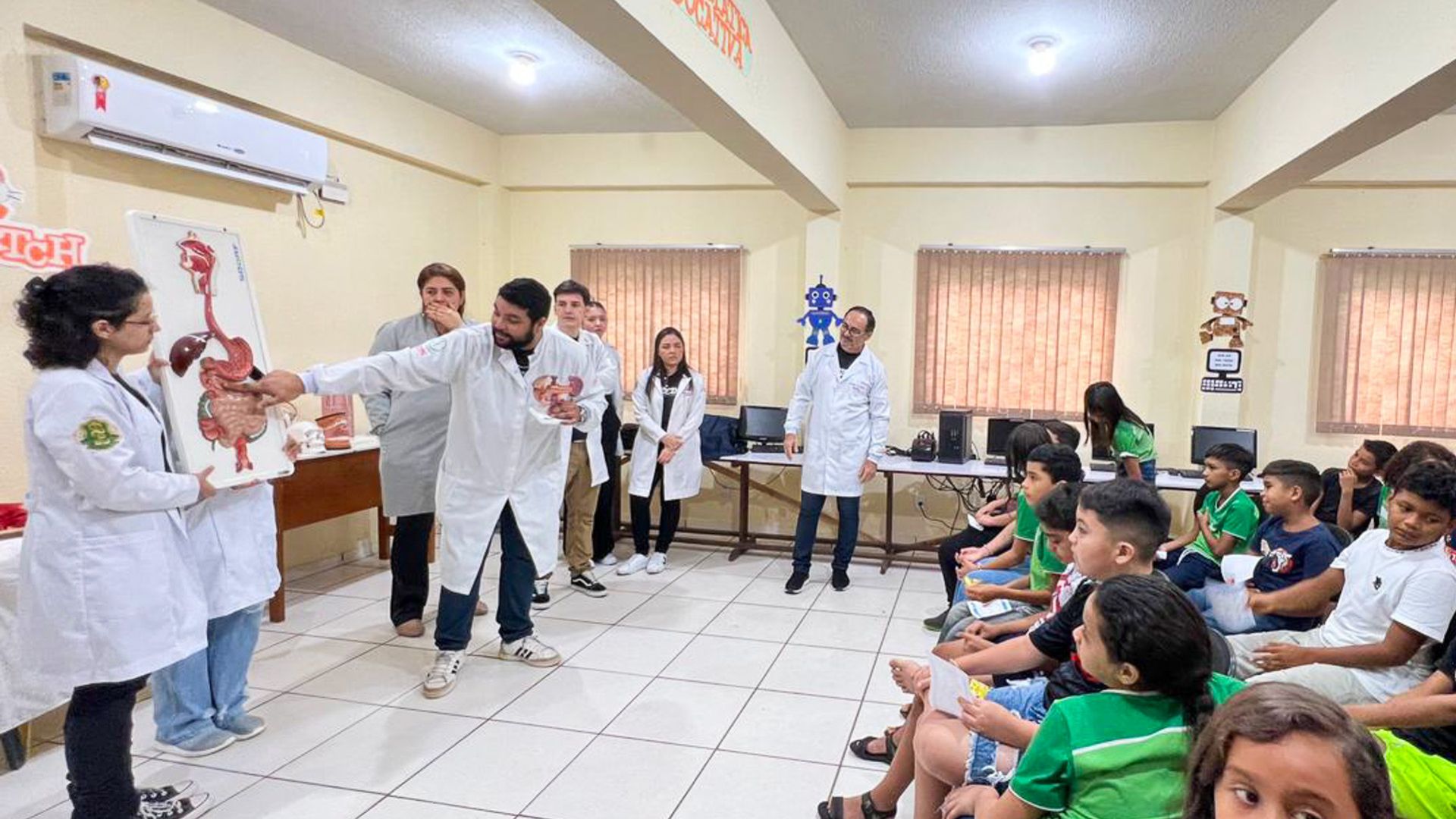 Ação Educativa leva informações em saúde para crianças sobre a lavagem correta das mãos