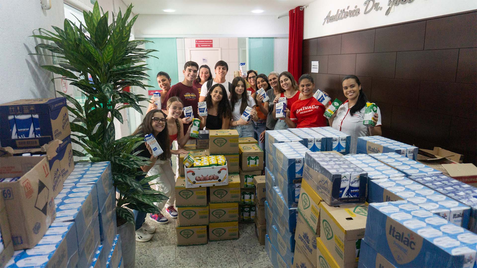 Alunos da Afya Ipatinga atingem marca histórica e arrecadam quase 6 mil litros de leite para entidades de Ipatinga.