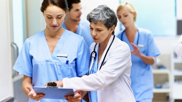 Conheça as principais diferenças entre residente e interno em Medicina