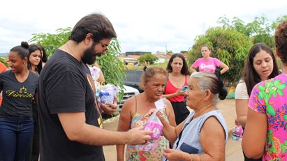 FASASETE Celebra o Dia das Mulheres com Entrega de Kits de Higiene Pessoal