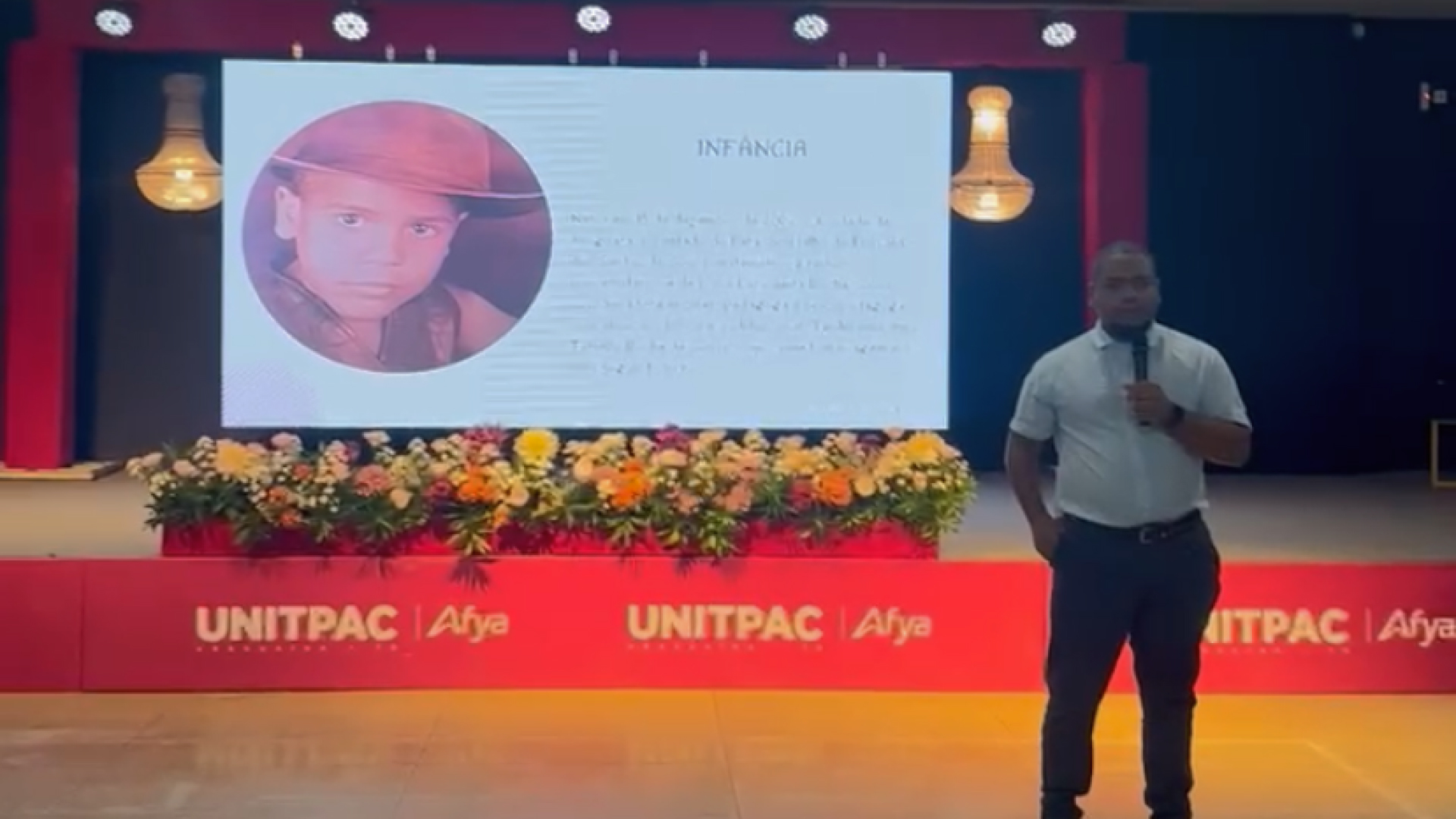 Acadêmico de Odontologia do ministra palestra inspiradora no evento Conexões