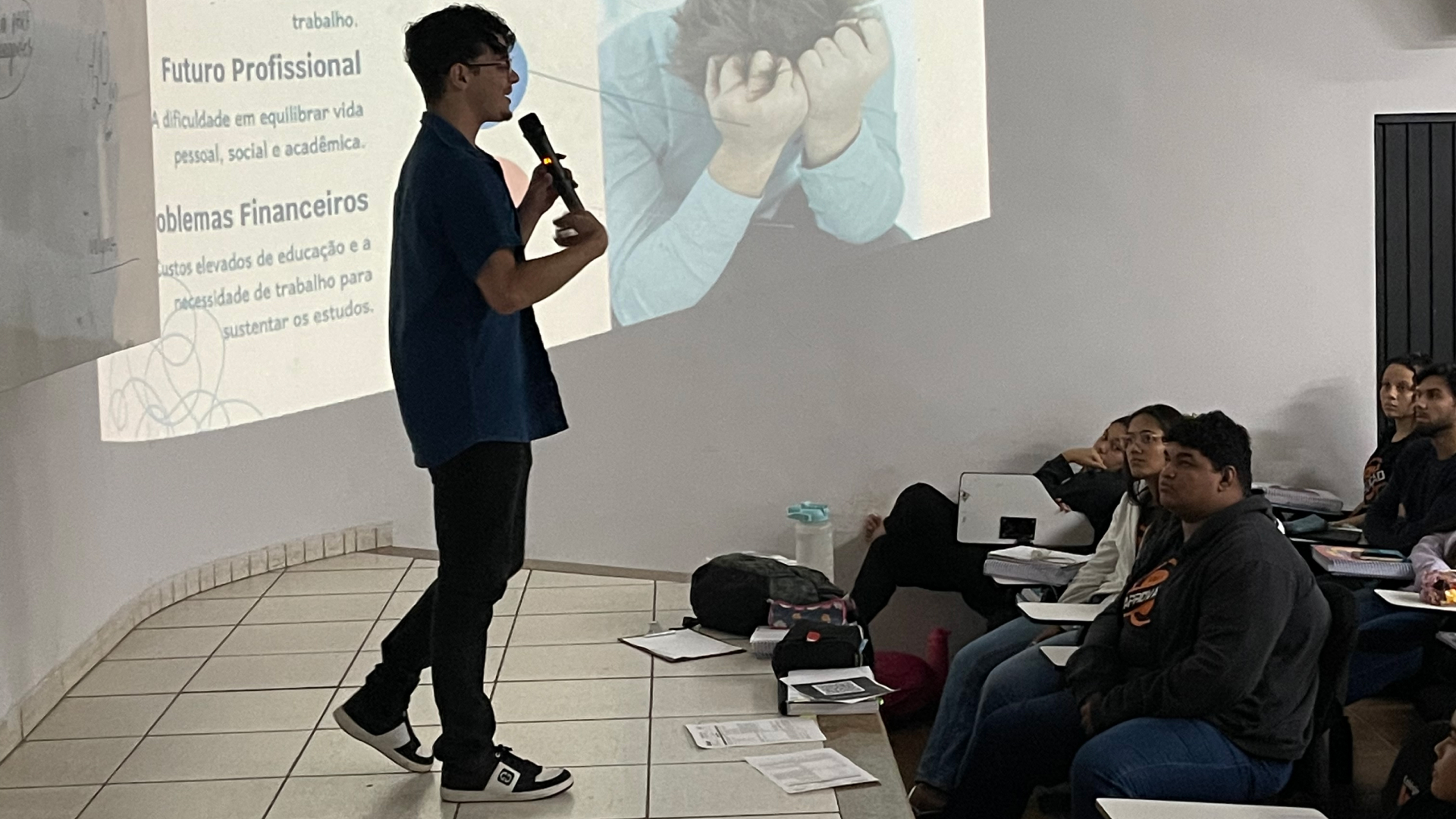 Acadêmico de Psicologia Promove Palestra sobre Ansiedade no Cursinho Pré-Vestibular Intelectus