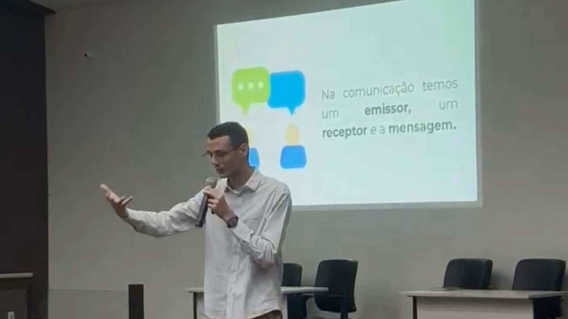Acadêmico de Psicologia Realiza Palestra Sobre Comunicação Não Violenta no Fórum de Araguaína