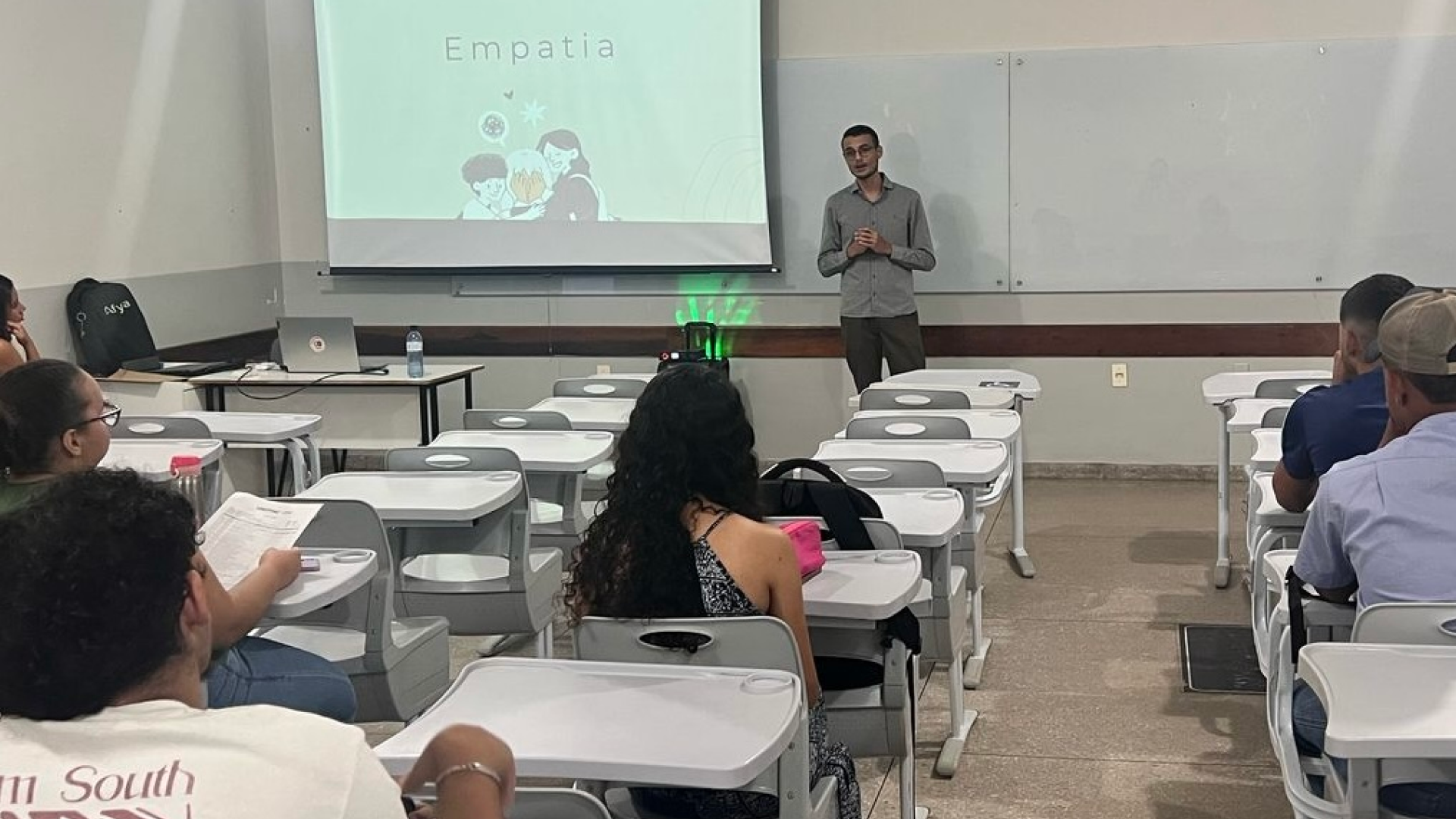 Acadêmico de Psicologia ministra palestra sobre práticas centradas na pessoa e ODS em projeto de extensão