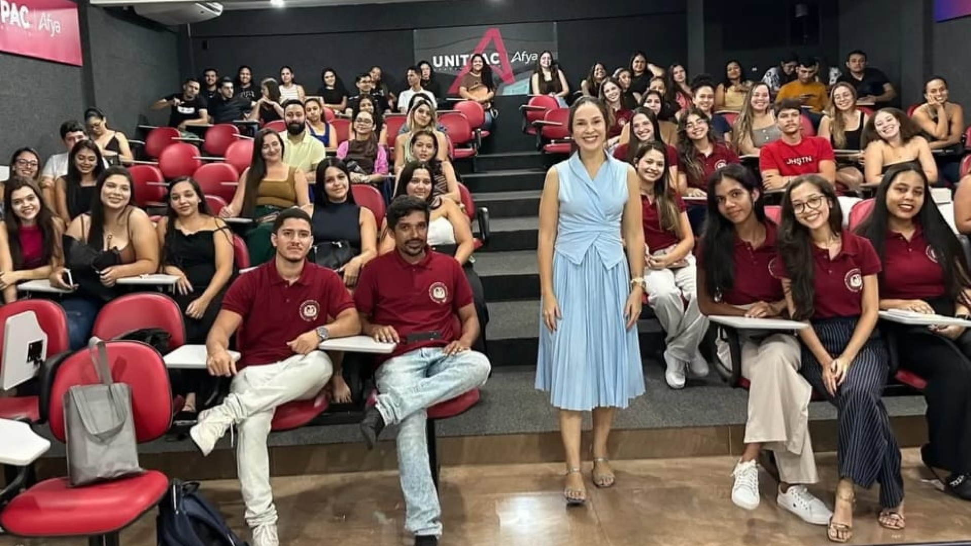 Acadêmicos de Farmácia participam de palestra sobre a atuação dos profissionais de saúde na estética