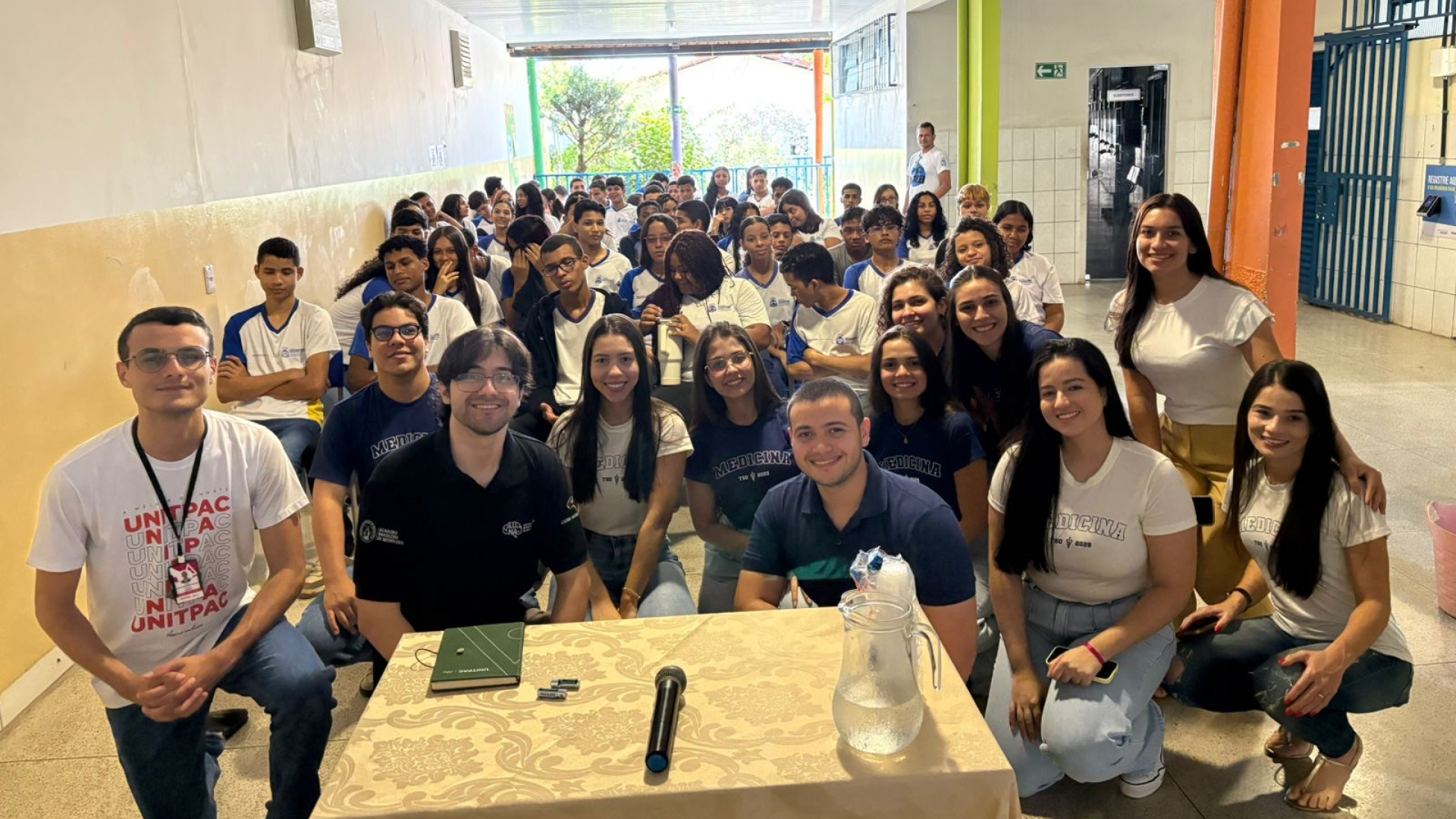 Acadêmicos de Medicina e Psicologia Realizam Palestra sobre Saúde Mental na Adolescência
