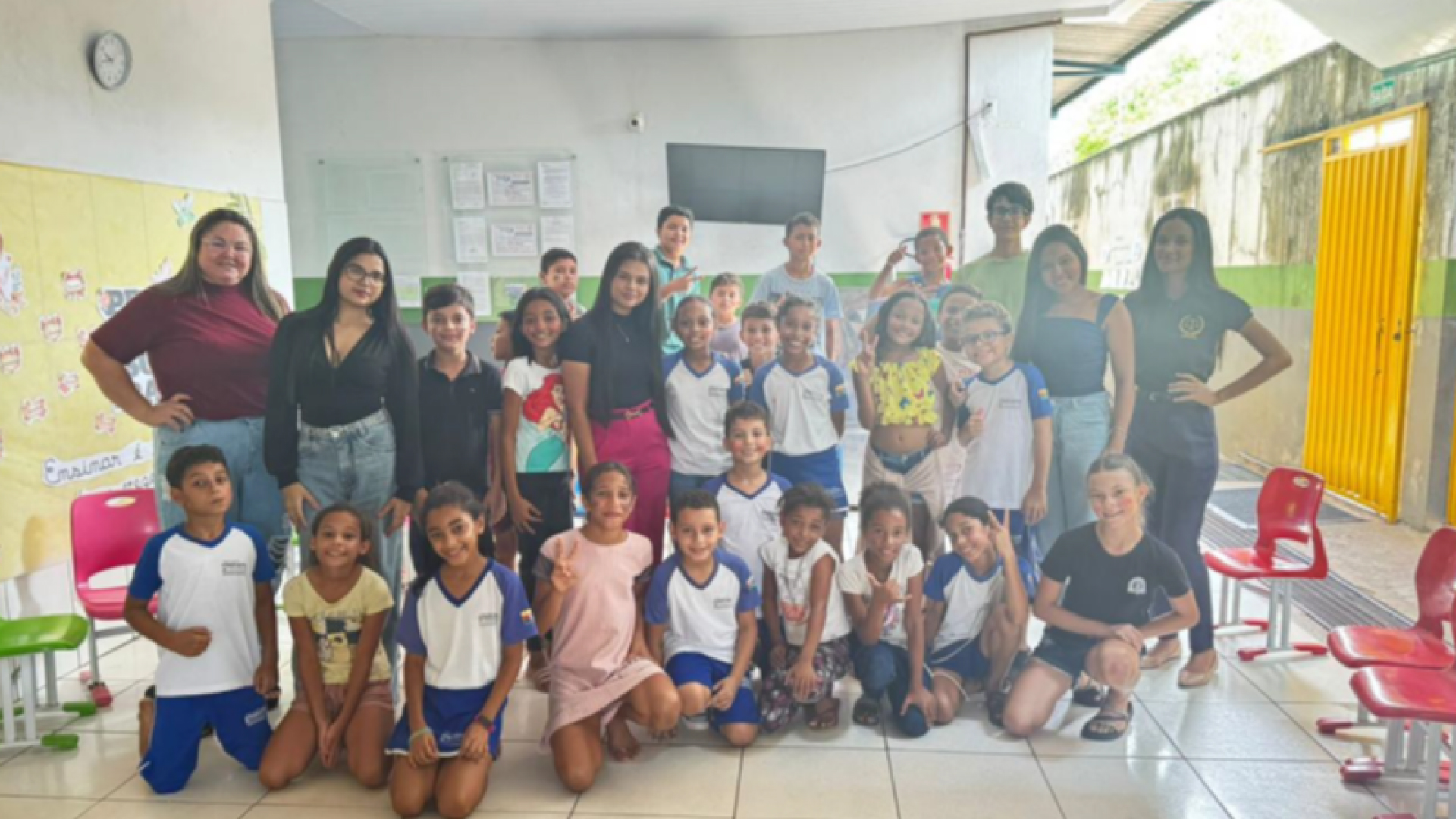 Acadêmicos realizam projeto de extensão com brincadeiras tradicionais na Escola Cabo Luzimar Machado
