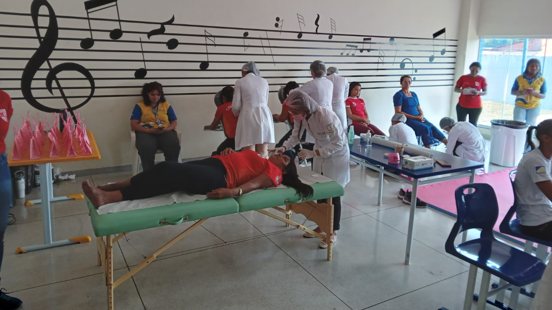 Acadêmicos realizam projeto de extensão voltado ao autocuidado para servidoras em comemoração ao Outubro Rosa