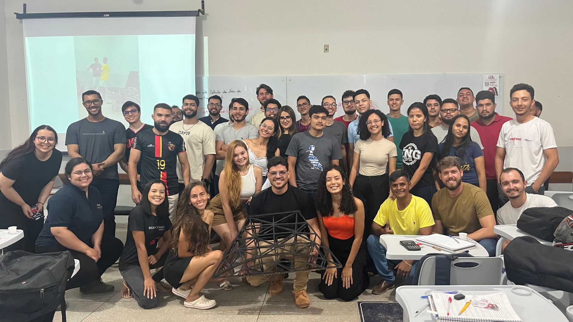 Alunos de Engenharia Civil participam de Aula Show com Egresso Recordista da Ponte de Palito de Picolé