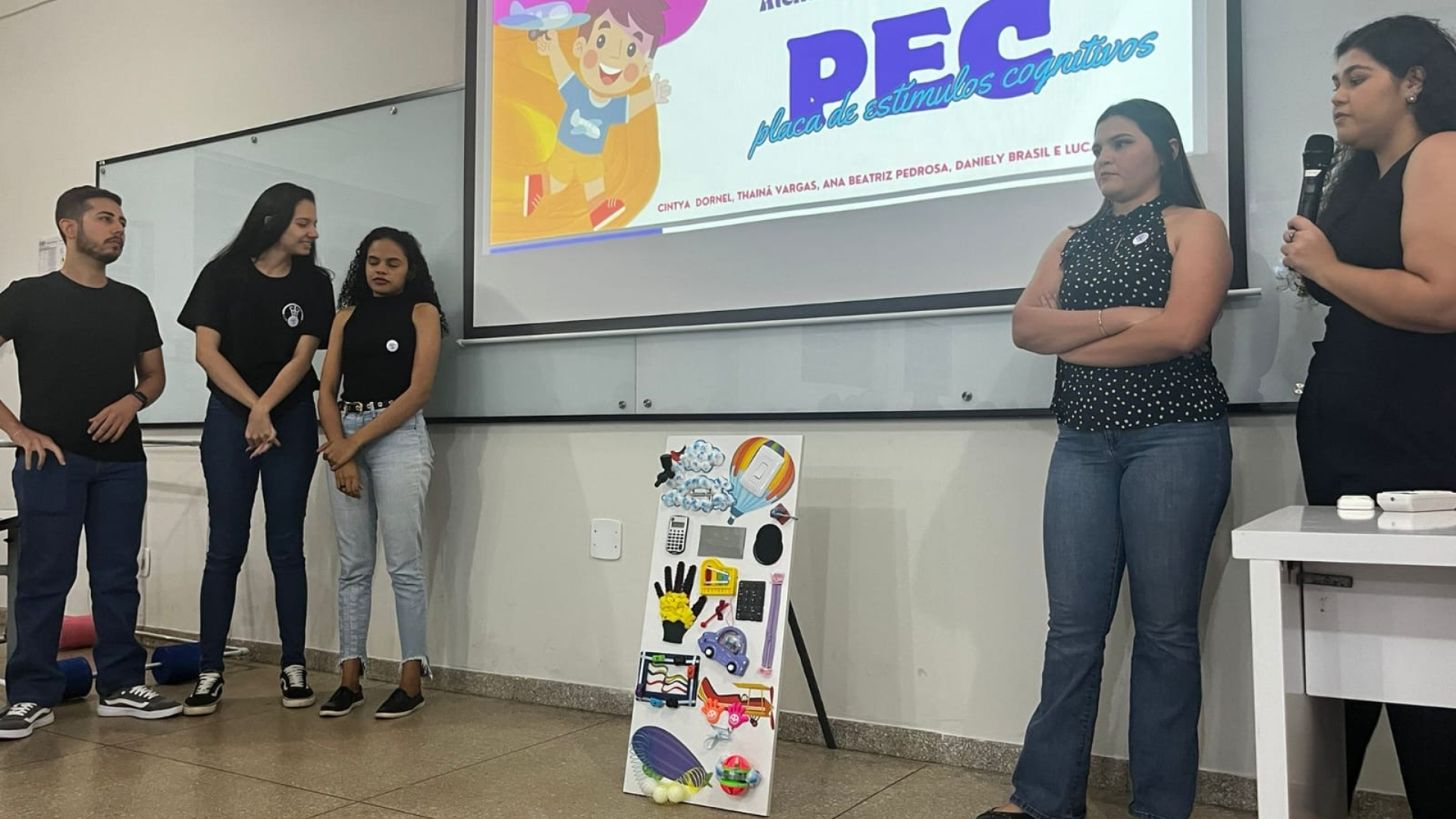 Alunos de Fisioterapia Neurofuncional Doam Placa de Estímulos ao Hospital de Doenças Tropicais