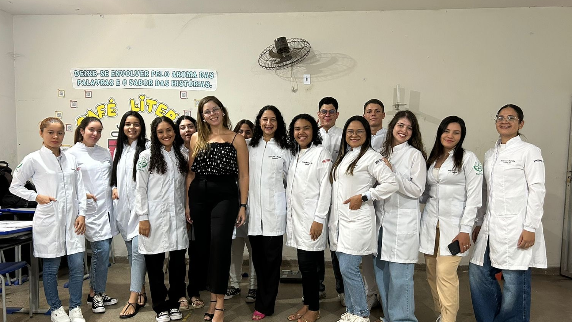 Alunos de Nutrição do UNITPAC Realizam Avaliação Nutricional na Feira de Profissões do Colégio Rui Barbosa