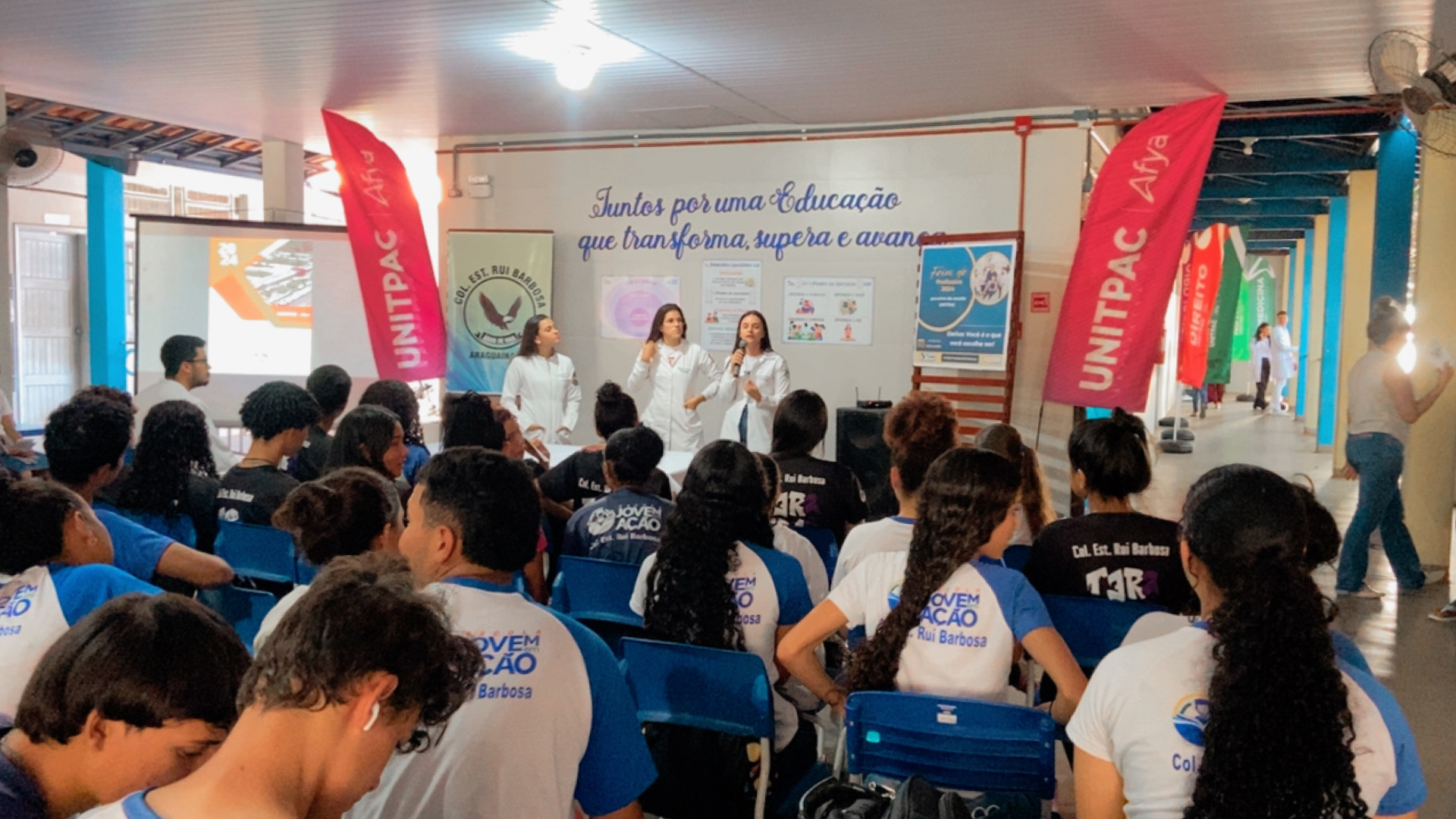 Alunos do Curso de Enfermagem do UNITPAC Participam de Feira de Profissões na Escola Estadual Rui Barbosa