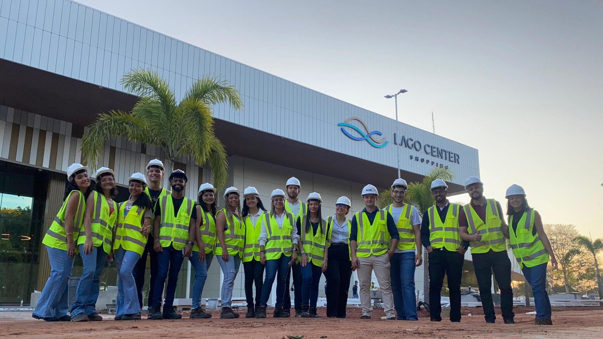Alunos do Curso de Engenharia Civil Visitam Shopping Lago Center