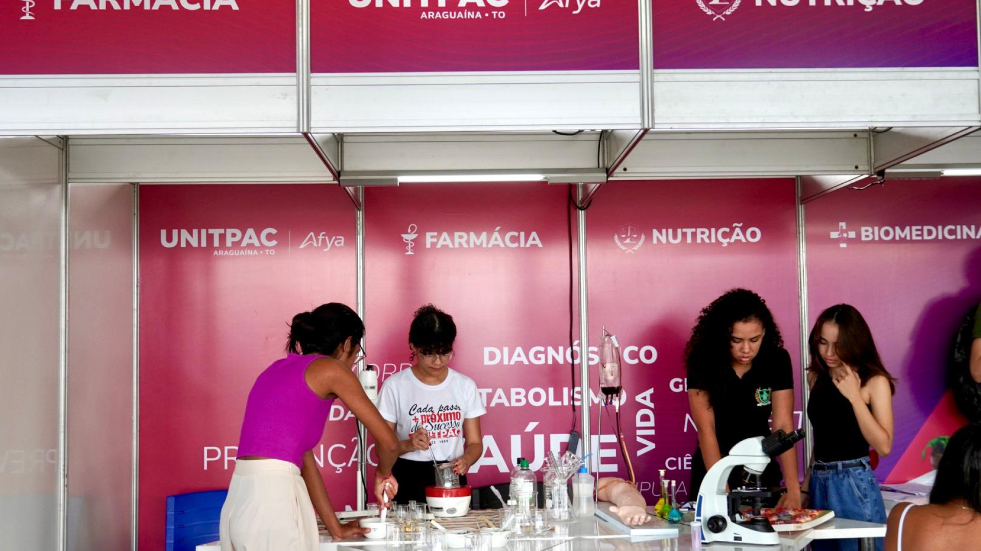 Curso de Farmácia marca presença no ExpoConexões com stand sobre Dermocosméticos
