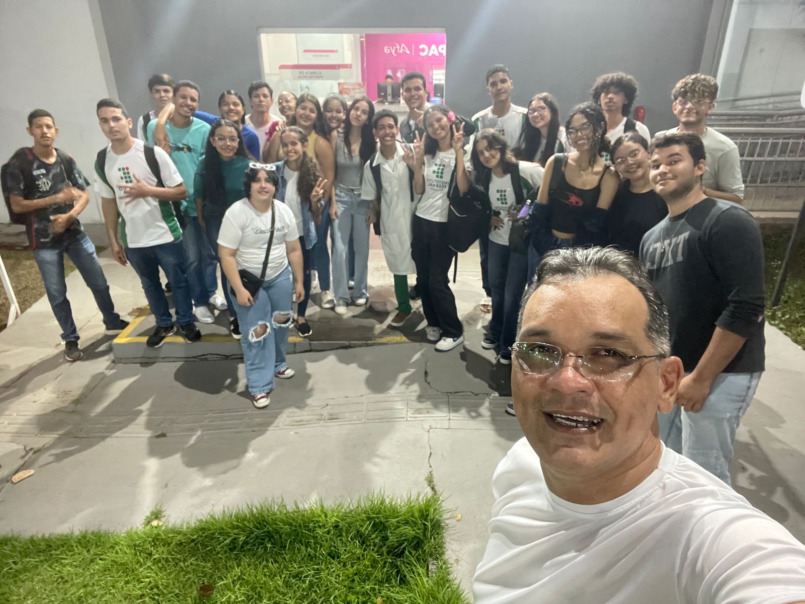 Embaixador de Odontologia recebe alunos do IFTO para visita guiada