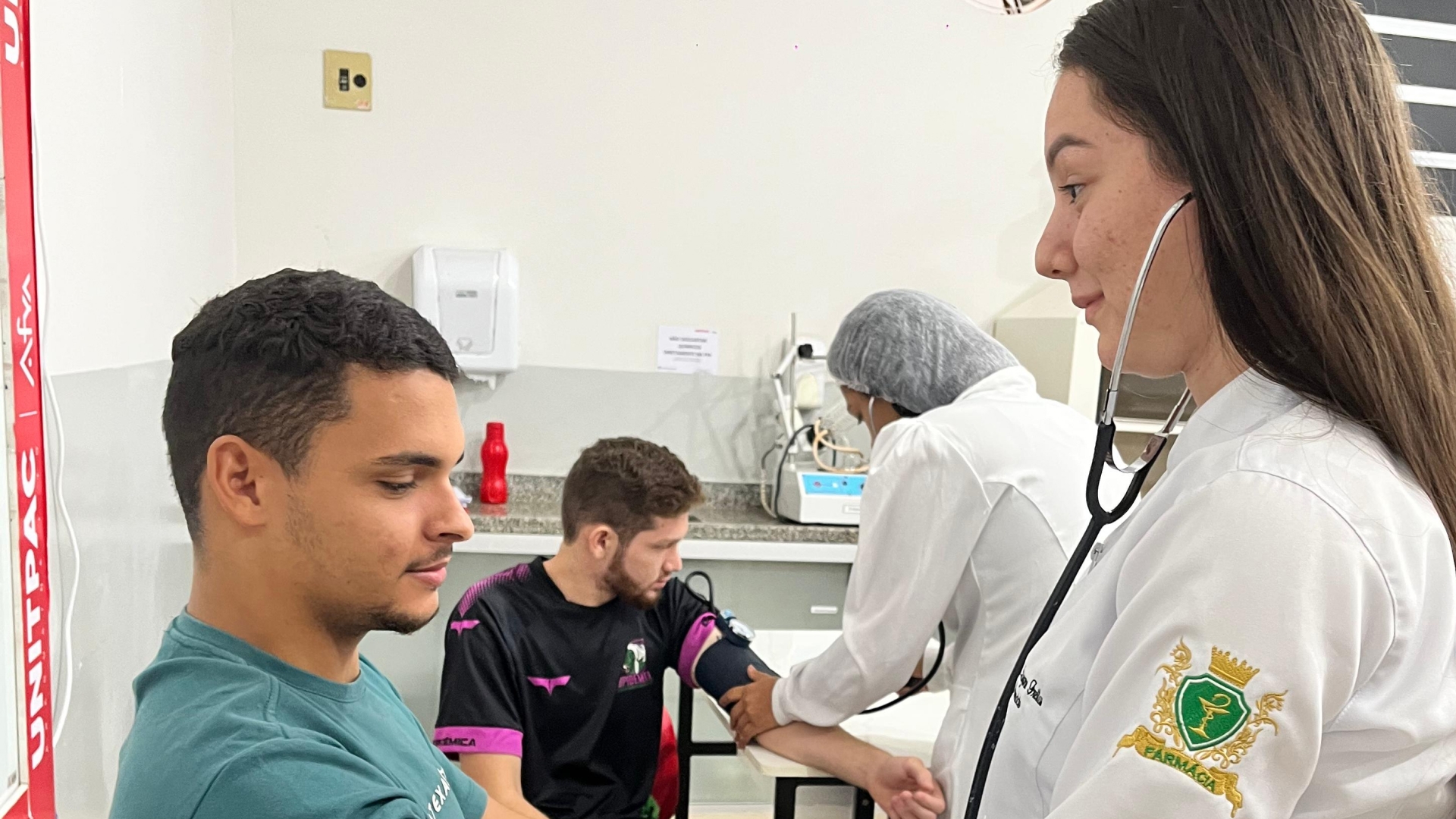 Estudantes de Farmácia da Afya UNITPAC realizam atividades práticas de aferição de pressão arterial