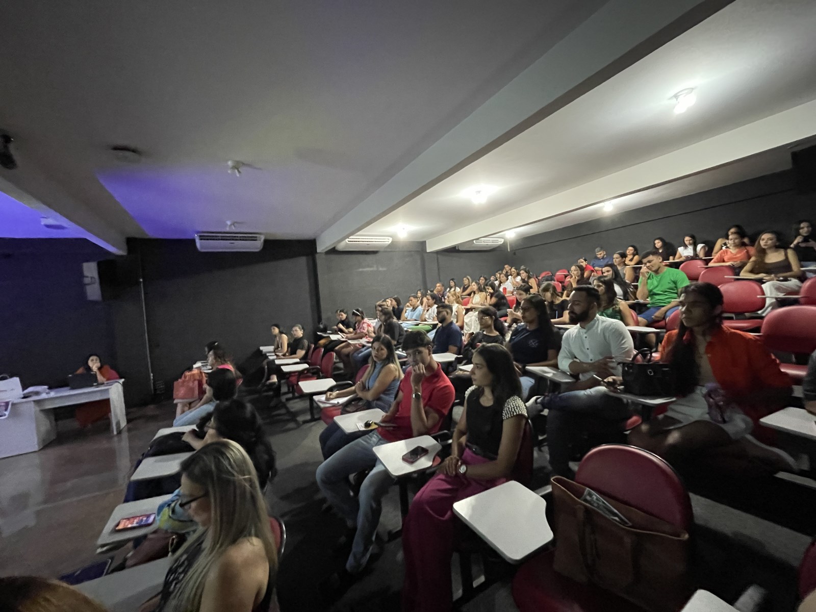 Explorando os Benefícios da Aromaterapia: Uma Jornada de Conhecimento e Bem-Estar na LAAB