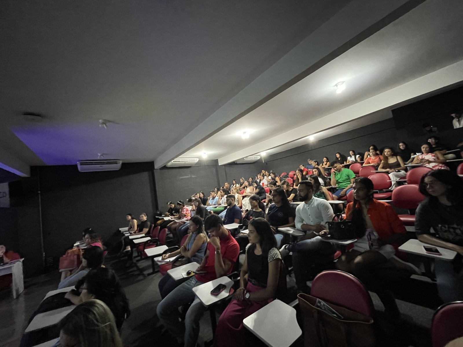 Explorando os Benefícios da Aromaterapia: Uma Jornada de Conhecimento e Bem-Estar na LAAB