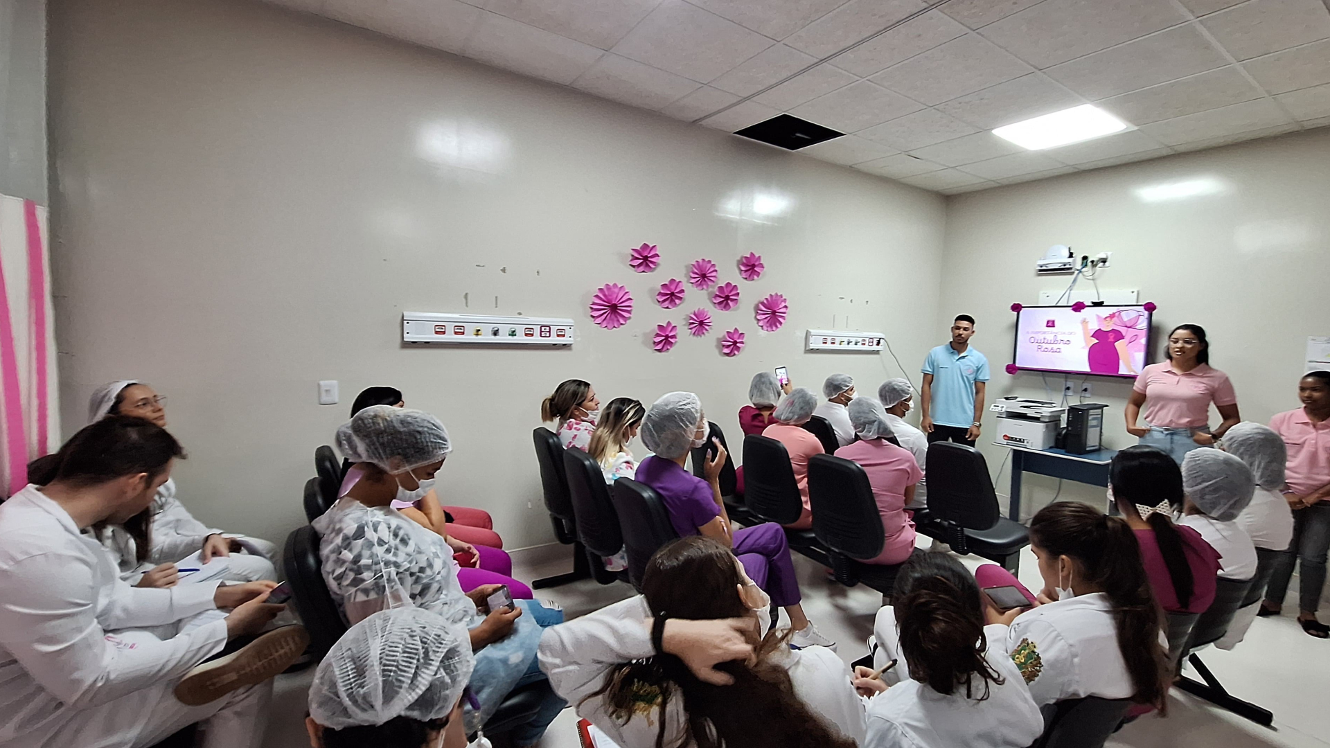 Liga Acadêmica de Pediatria em Enfermagem realiza palestra no PAI em apoio ao Outubro Rosa