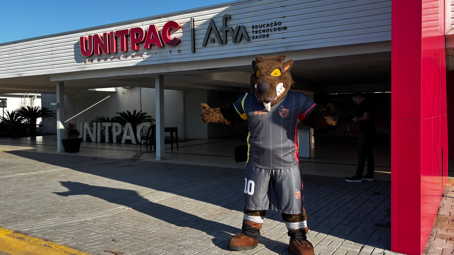 Mascote da Atlética Betoneira é Destaque no UNITPAC Experience e Conquista Público no Shopping Lago Center