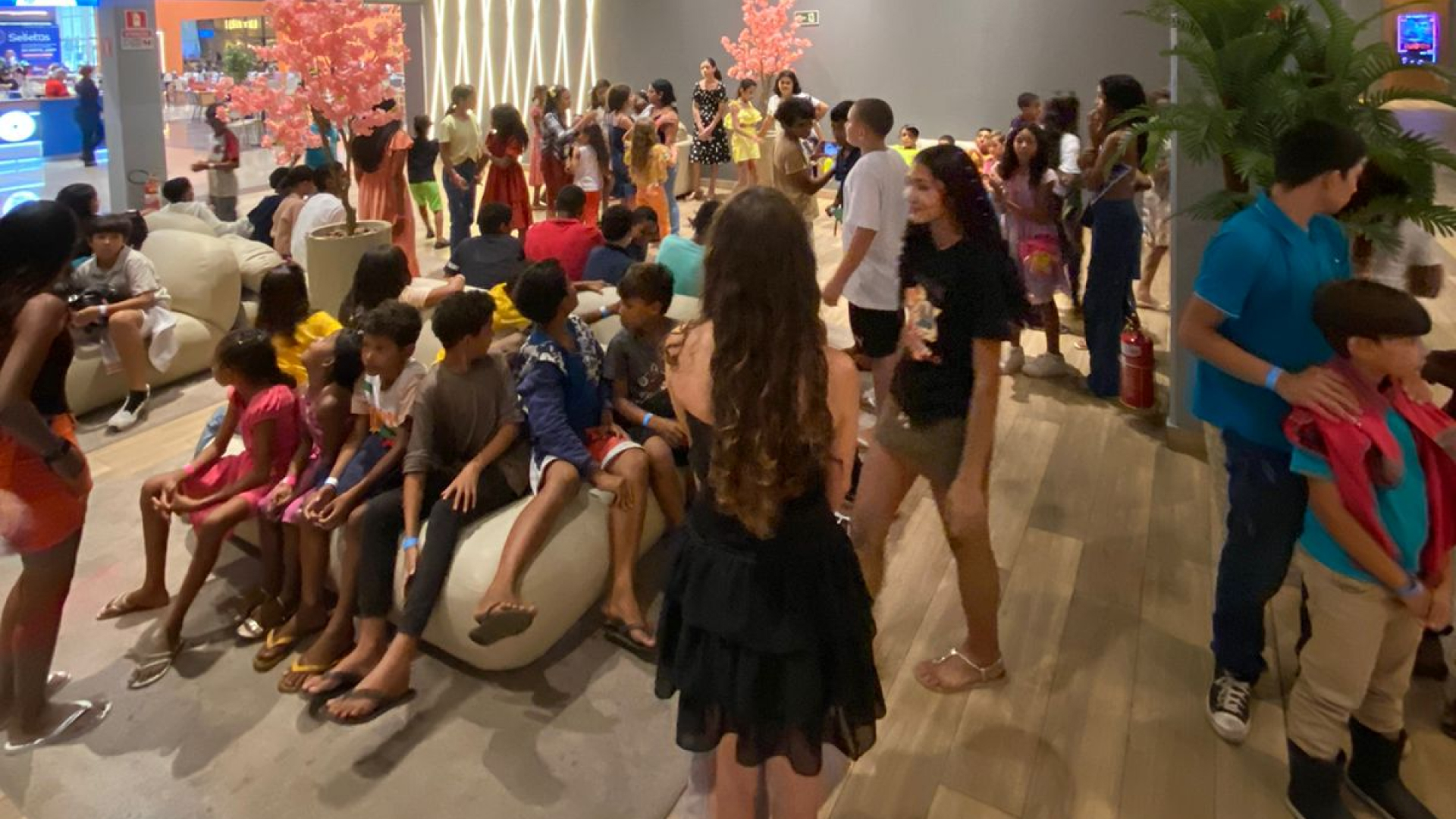 Projeto de Extensão I: Acadêmicos de Psicologia Levam Mais de 100 Crianças ao Cinema