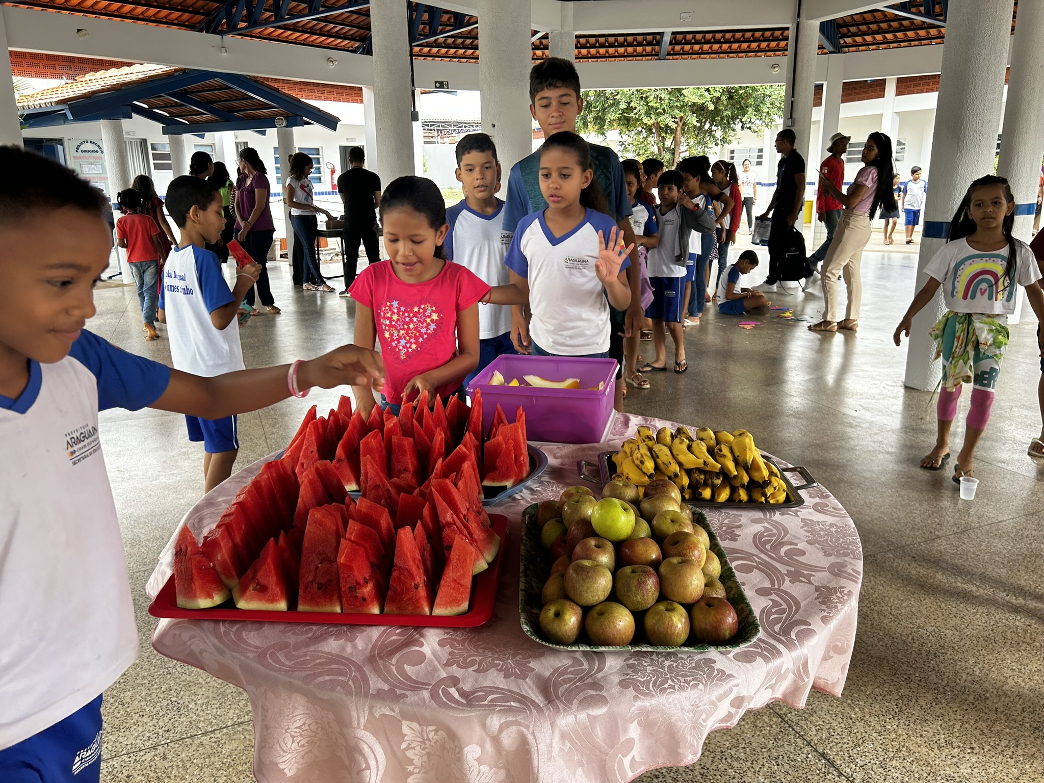 Projeto de Extensão: Alunos Criam Brinquedos Pedagógicos para Educação Ambiental e Promovem Integração na Escola Municipal
