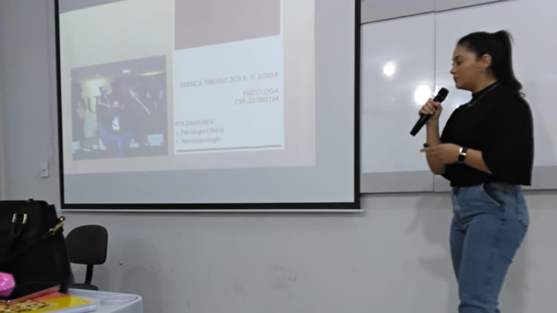 Psicóloga Gercica Timóteo, Egressa do UNITPAC, Realiza Palestra sobre Ética Profissional para Alunos