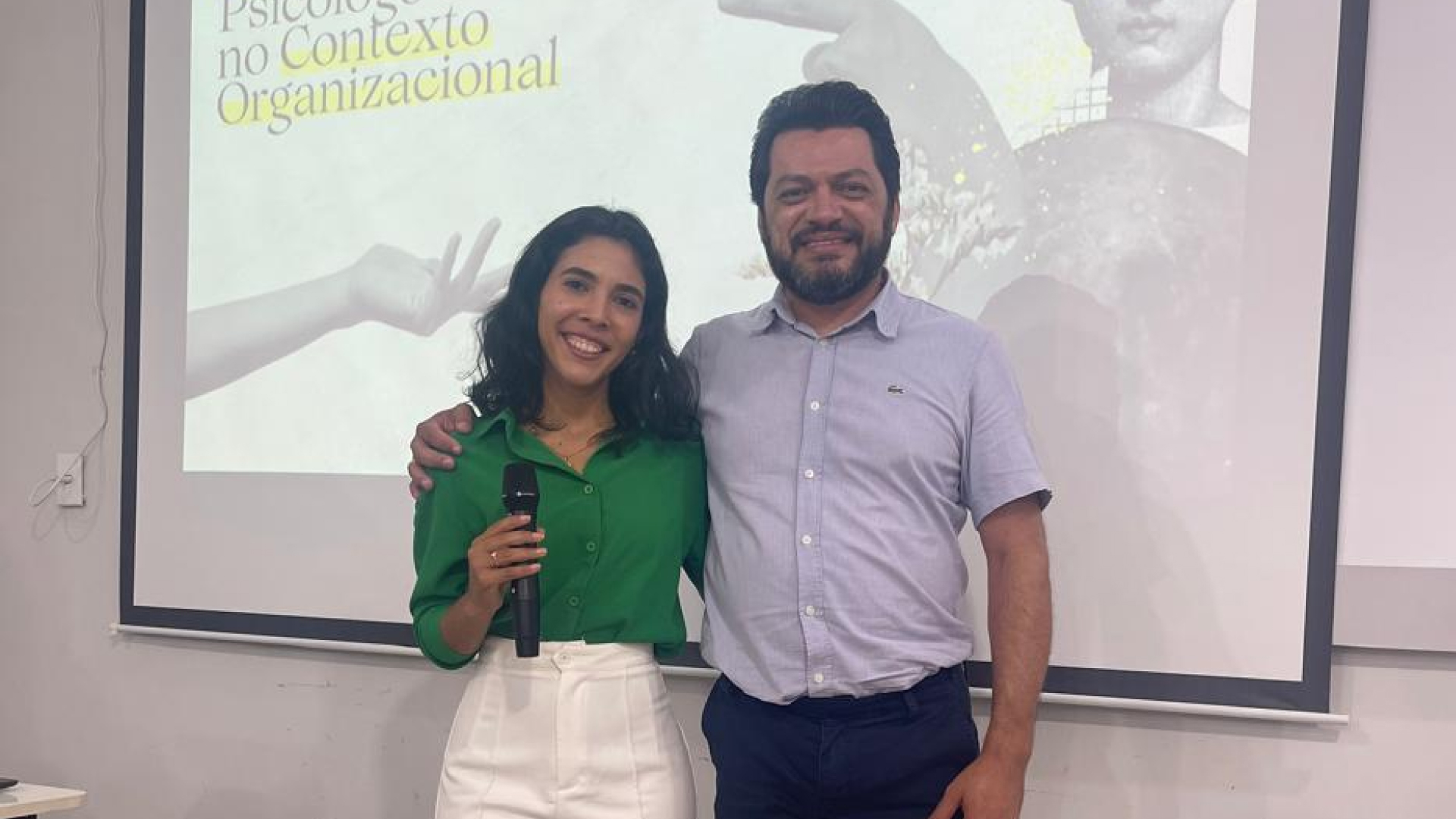 Psicóloga Lorena Reinaldo, egressa do curso de Psicologia, ministra palestra sobre ética para calouros
