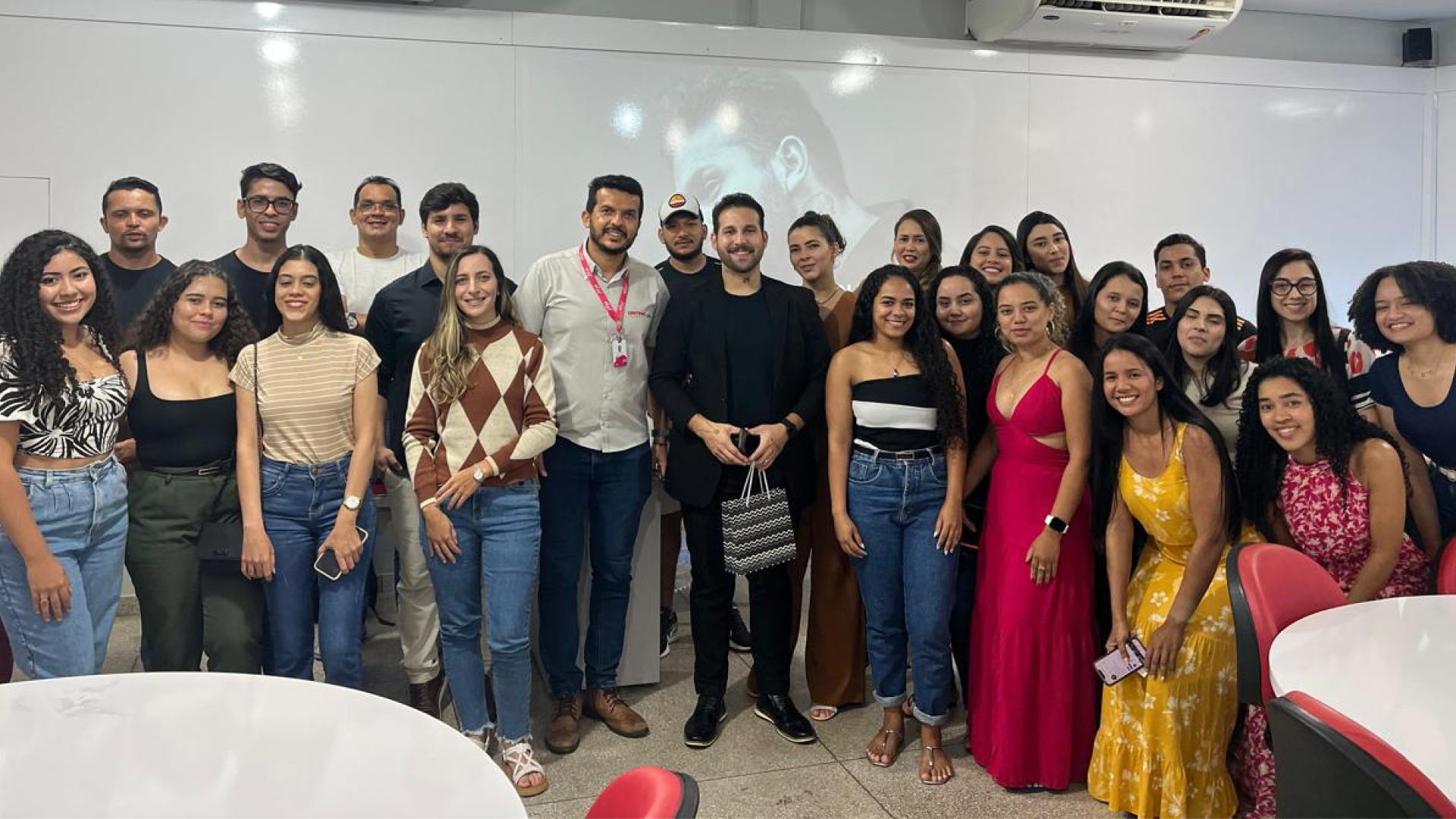 Workshop de Marketing Digital com Matheus Henrique capacita alunos na disciplina de projeto de extensão