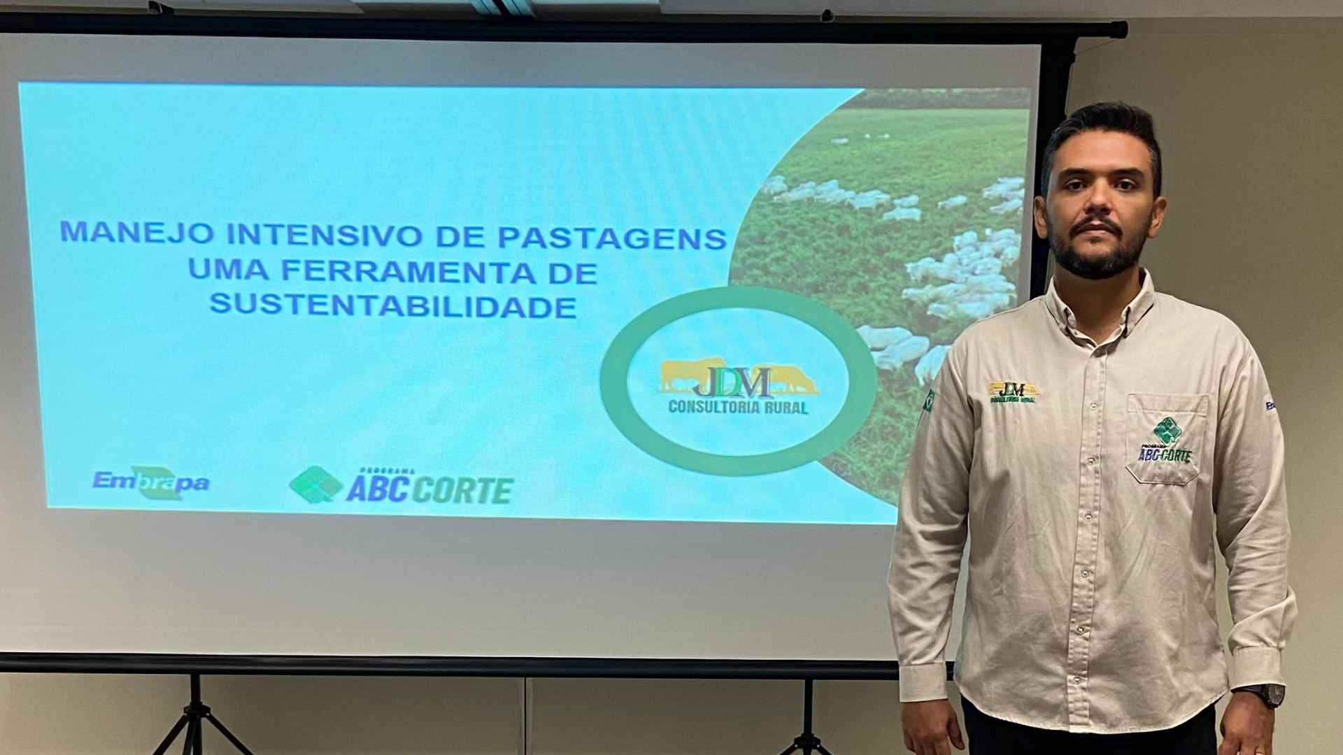 Professor Athila Damasceno Ministra Minicurso Sobre Manejo Intensivo de Pastagens em Goiânia