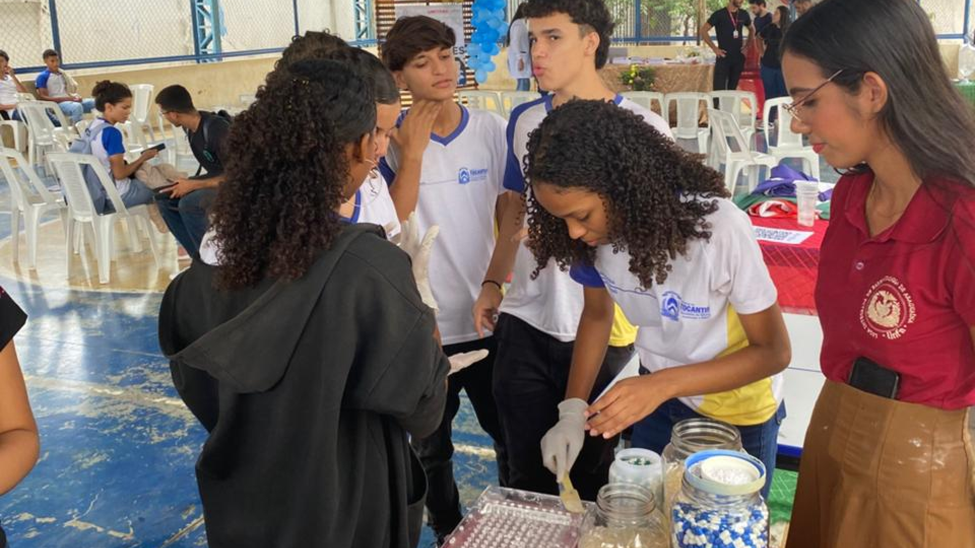 Curso de Farmácia da Afya Unitpac participa da Feira de Profissões e aproxima estudantes da realidade farmacêutica