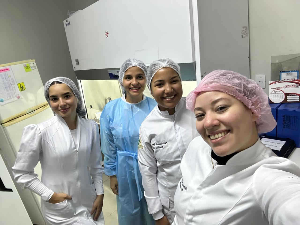 Acadêmicos de Biomedicina realizam visita técnica ao Lacen durante estágio supervisionado
