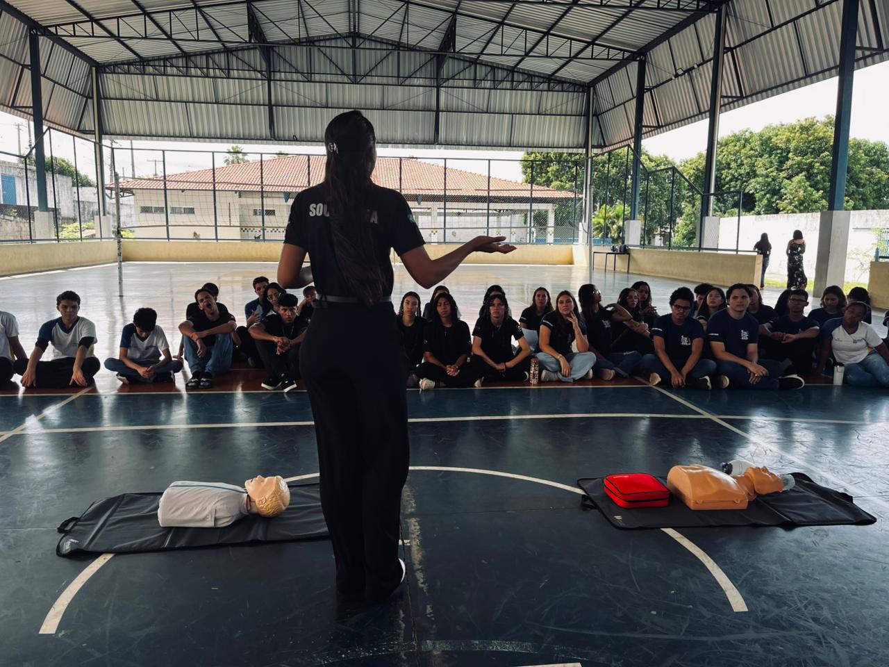 LATE leva treinamento de Suporte Básico de Vida a estudantes do CEM Paulo Freire