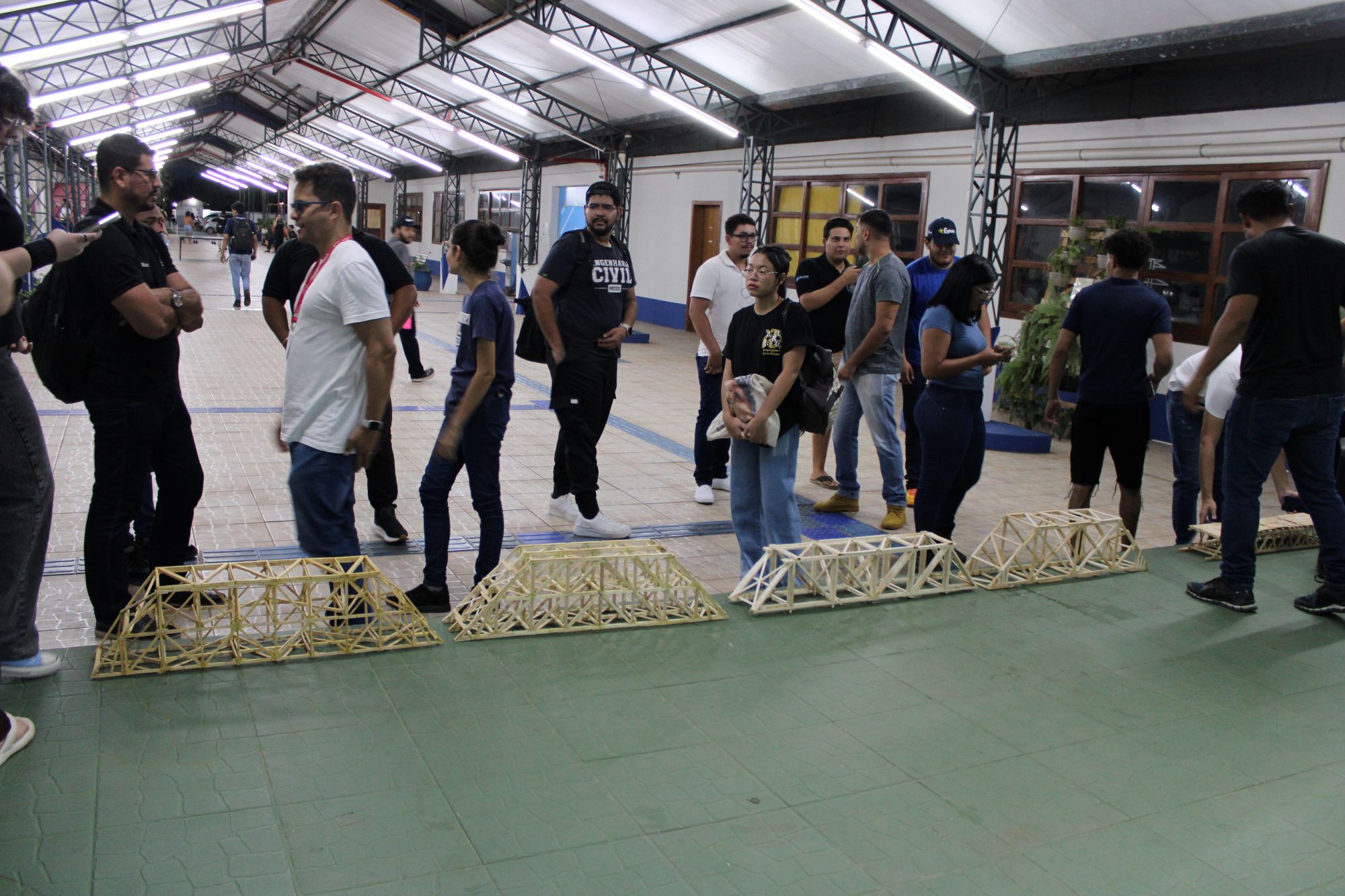 V Jornada de Engenharias e Arquitetura e Urbanismo encerra com competição de pontes de palitos de picolé.