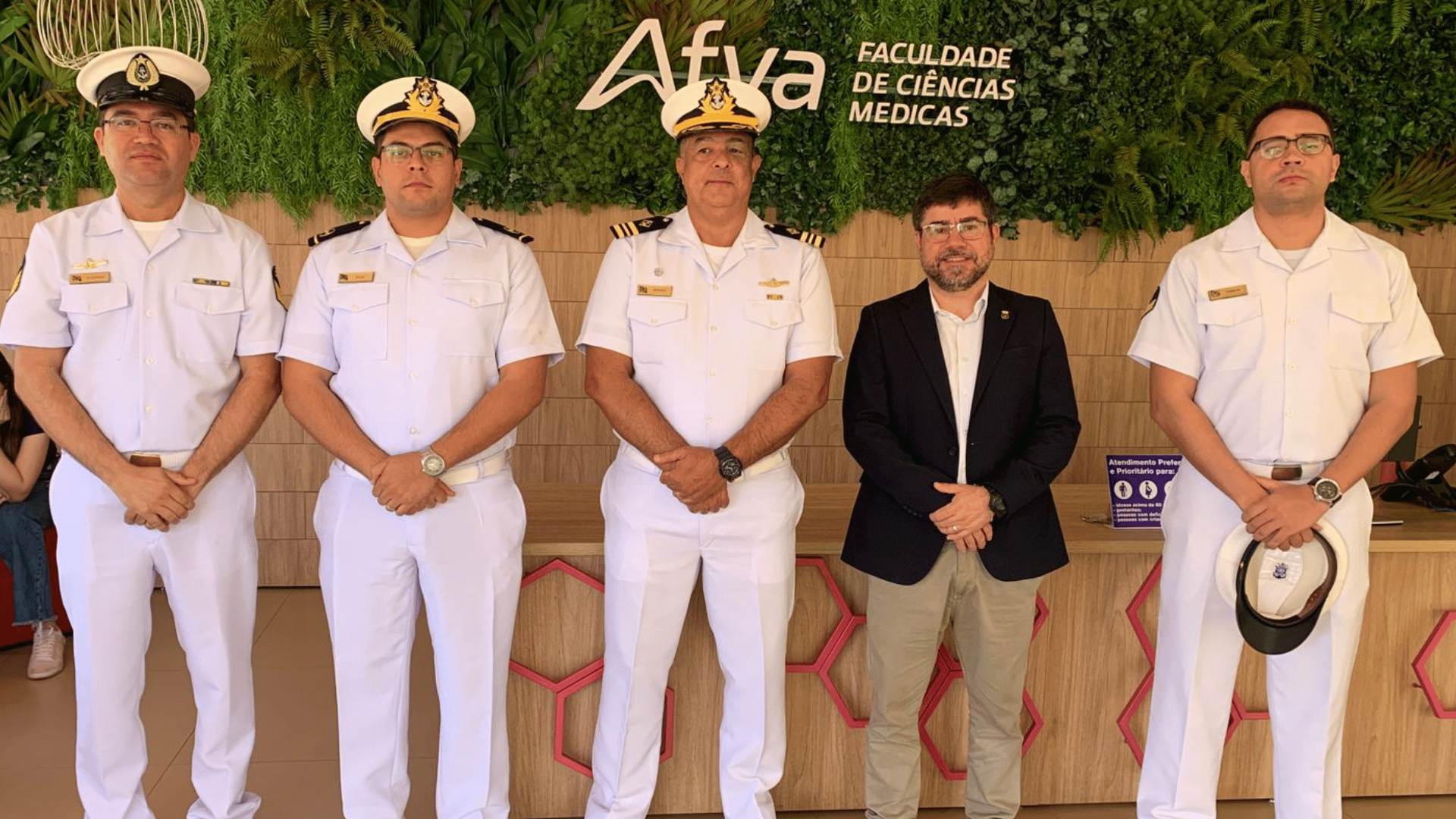 Formandos participam de palestra das forças armadas para seleção de médicos e cirurgiões-dentistas