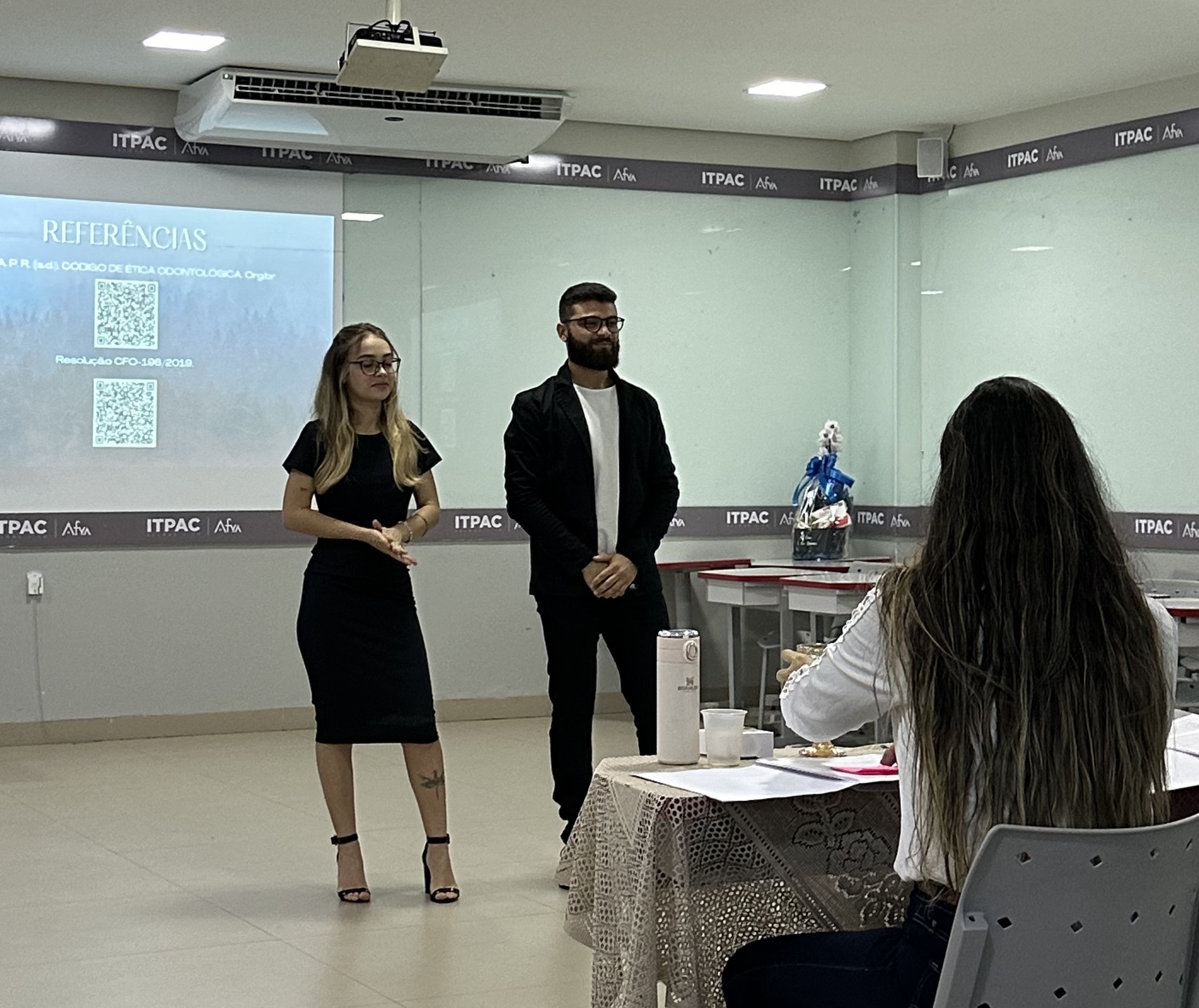 Imagem dos estudantes apresentando o TCC