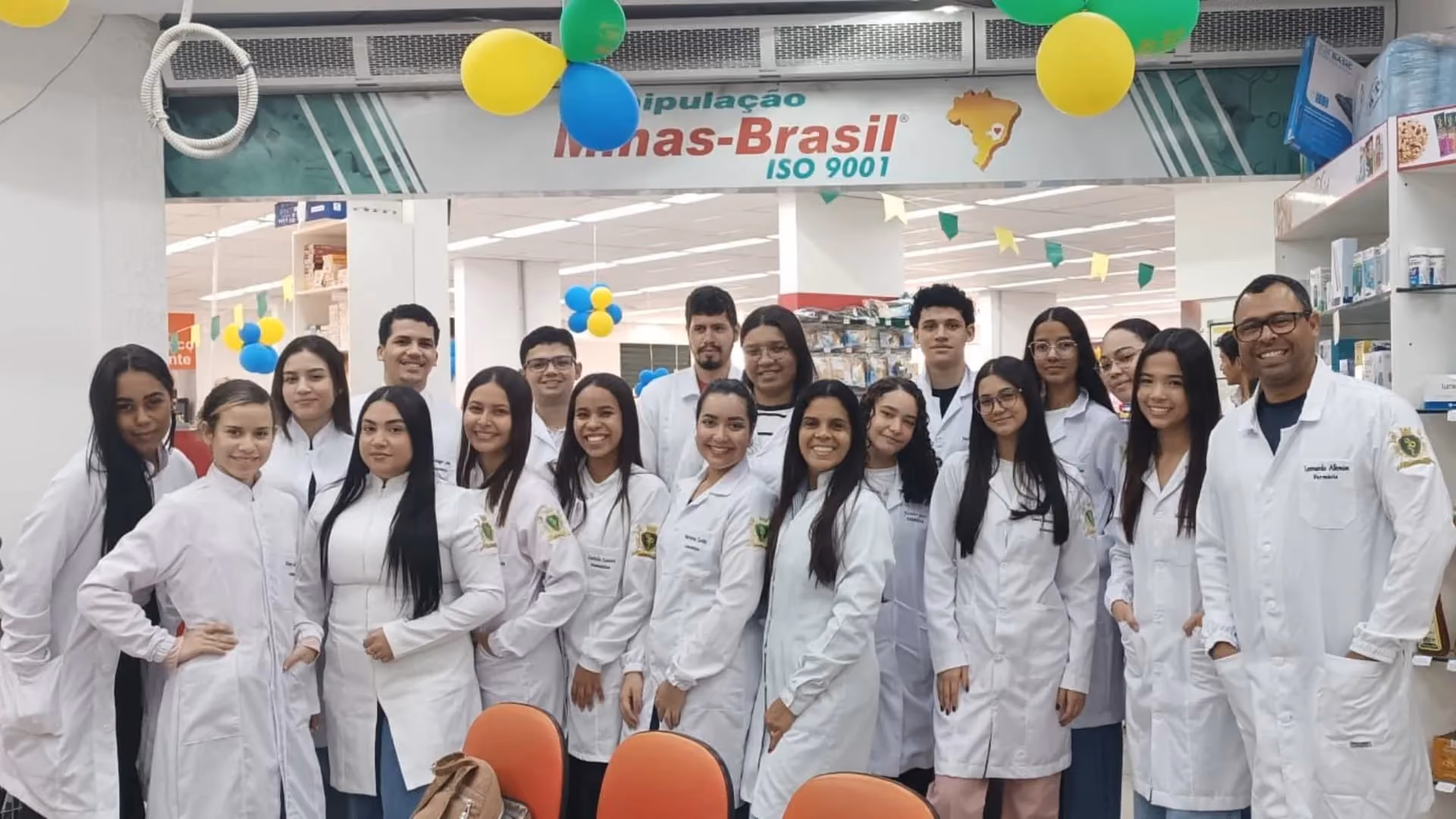 Calouros de Farmácia vivenciam a profissão em visita técnica à Rede Minas Brasil