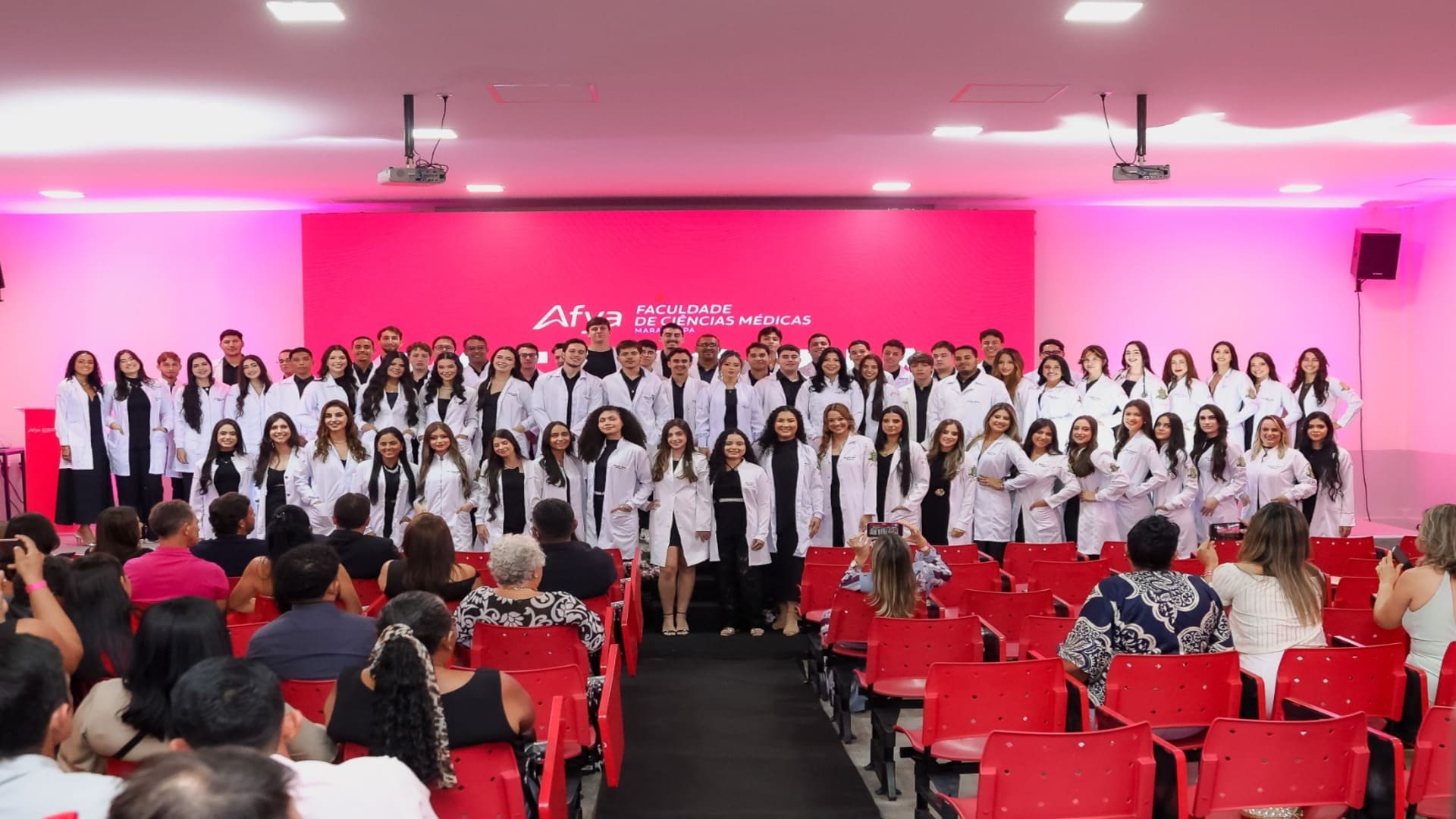 Cerimônia do Jaleco marca início da trajetória acadêmica da turma T14 na Afya Marabá
