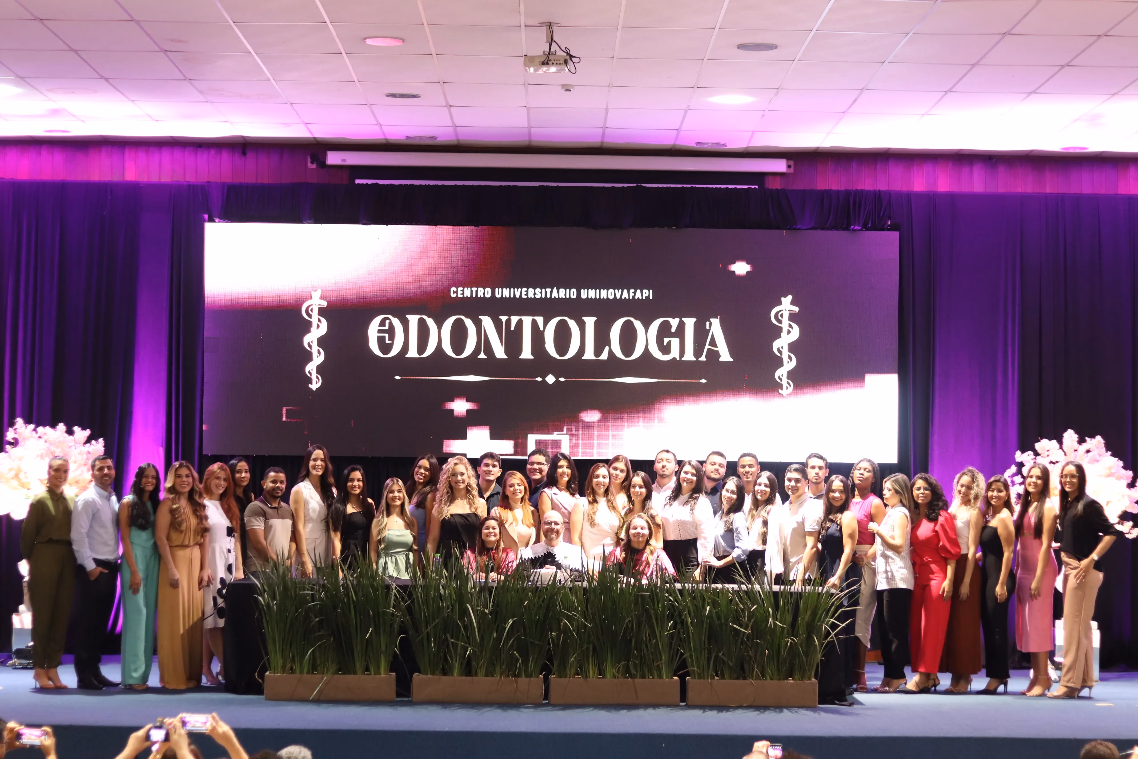 Concludentes de Odontologia celebram Colação de Grau