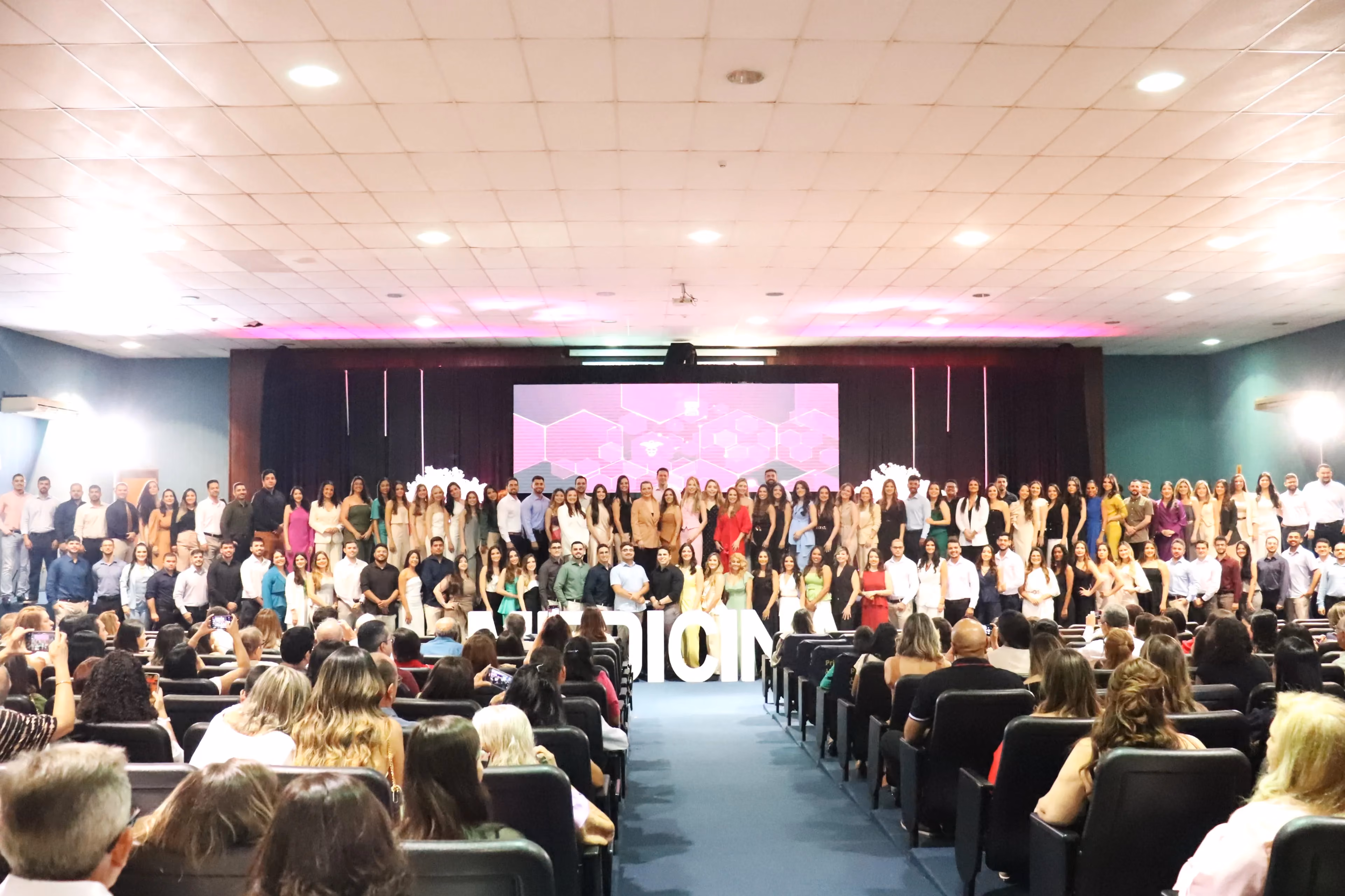Turma 29 de Medicina cola grau no Auditório Ipê
