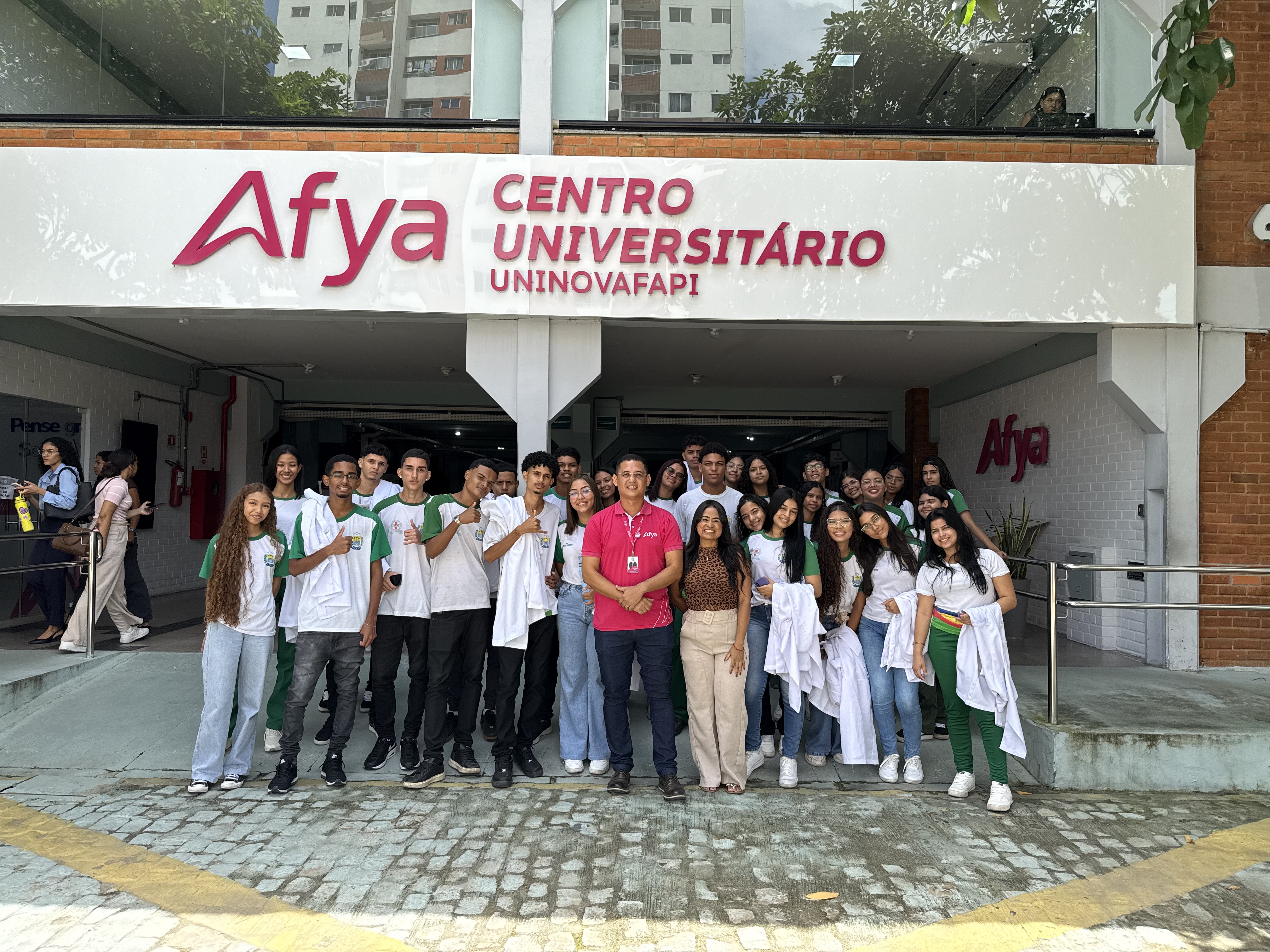 Alunos do PREMEM Sul vivenciam prática laboratorial