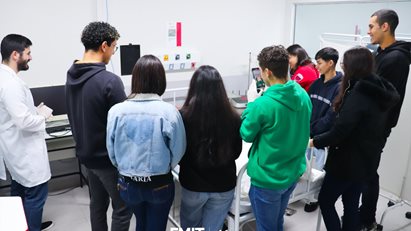 Turmas do Ensino Médio do Colégio Major João Pereira visitam a FMIT