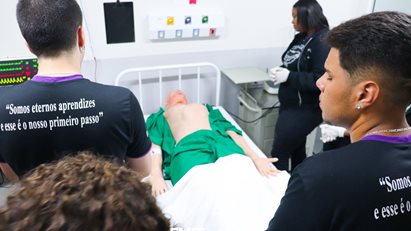 Turmas do Ensino Médio do Colégio Major João Pereira visitam a FMIT