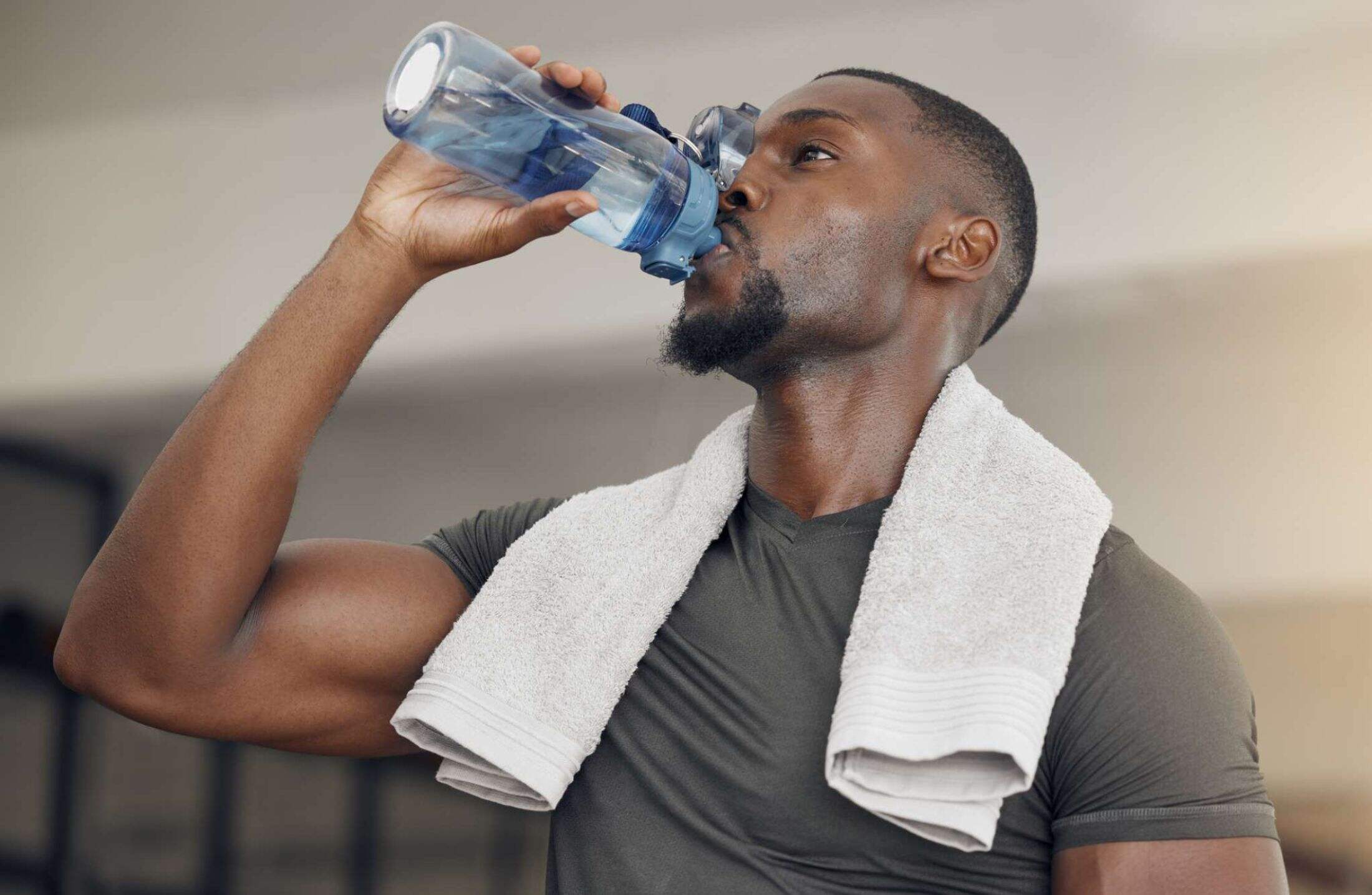 Por que beber água é essencial para o ganho de massa muscular?