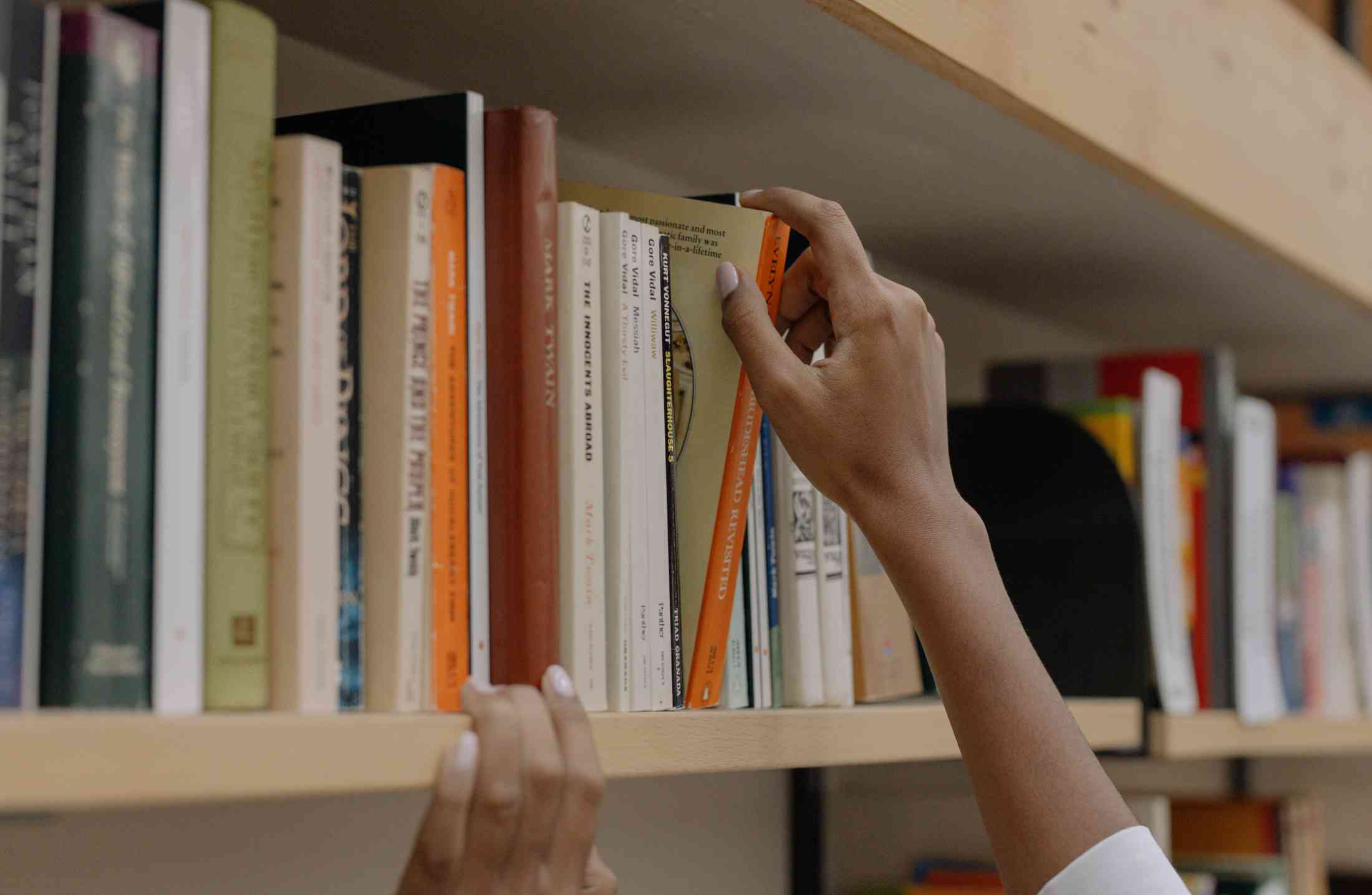 Estudar na biblioteca da faculdade, por que é bom criar este hábito?