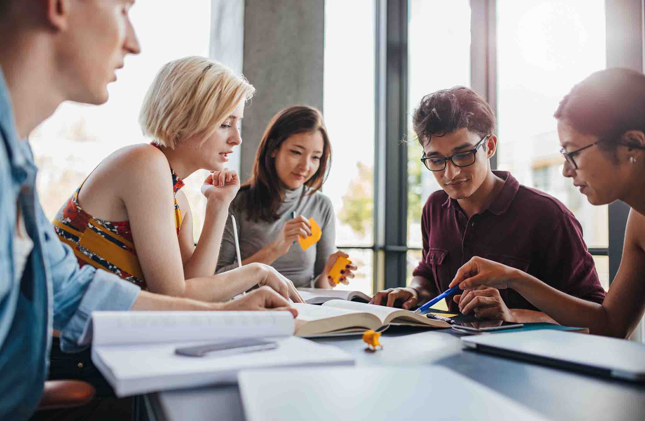 Estudar em grupo: conheça os benefícios desta prática