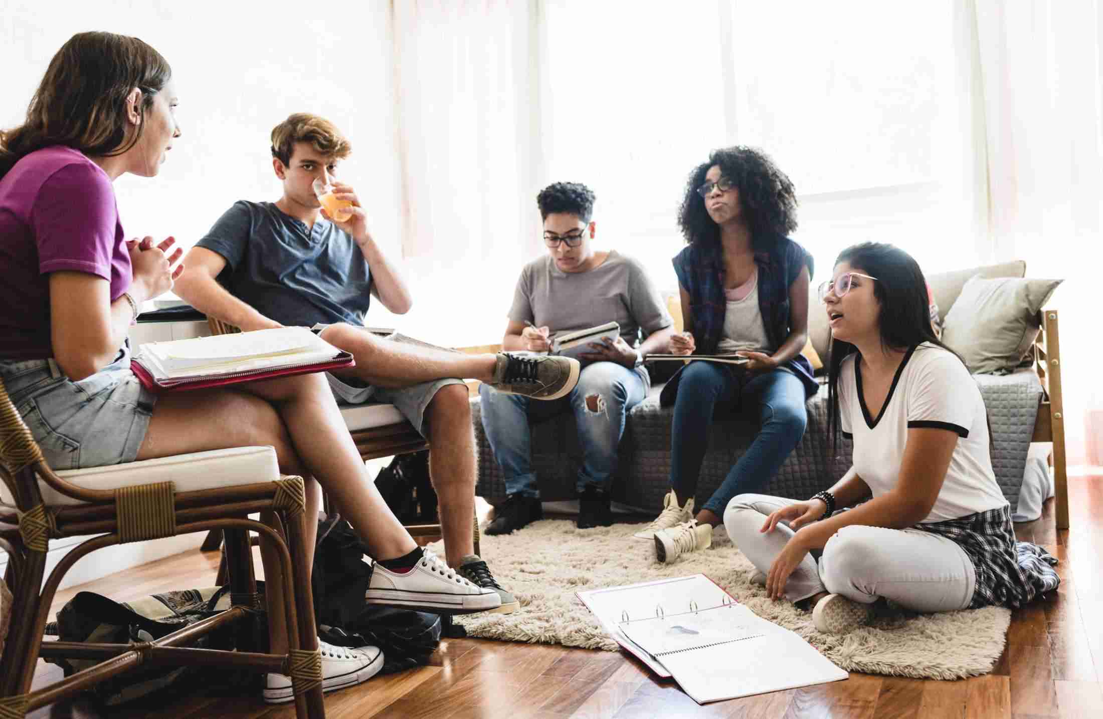 Estudo em grupo: entenda os benefícios e saiba como fazer na prática